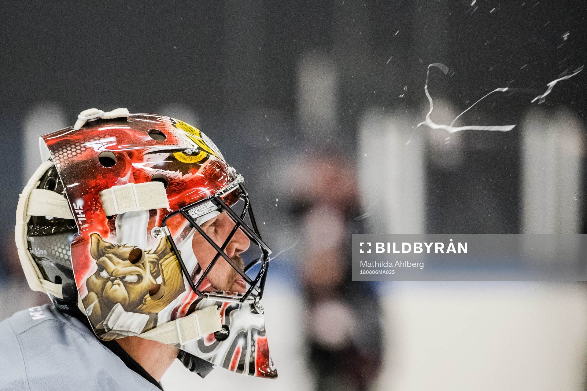 Malmö Redhawks målvakt Cristopher Nihlstorp spottar