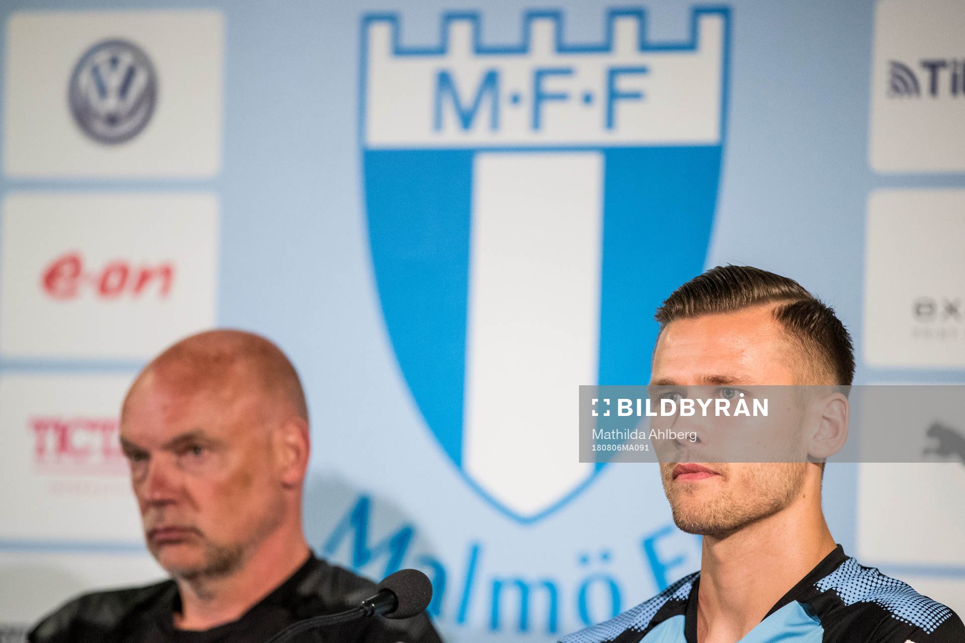 Head coach Uwe Rösler and Arnór Ingvi Traustason of