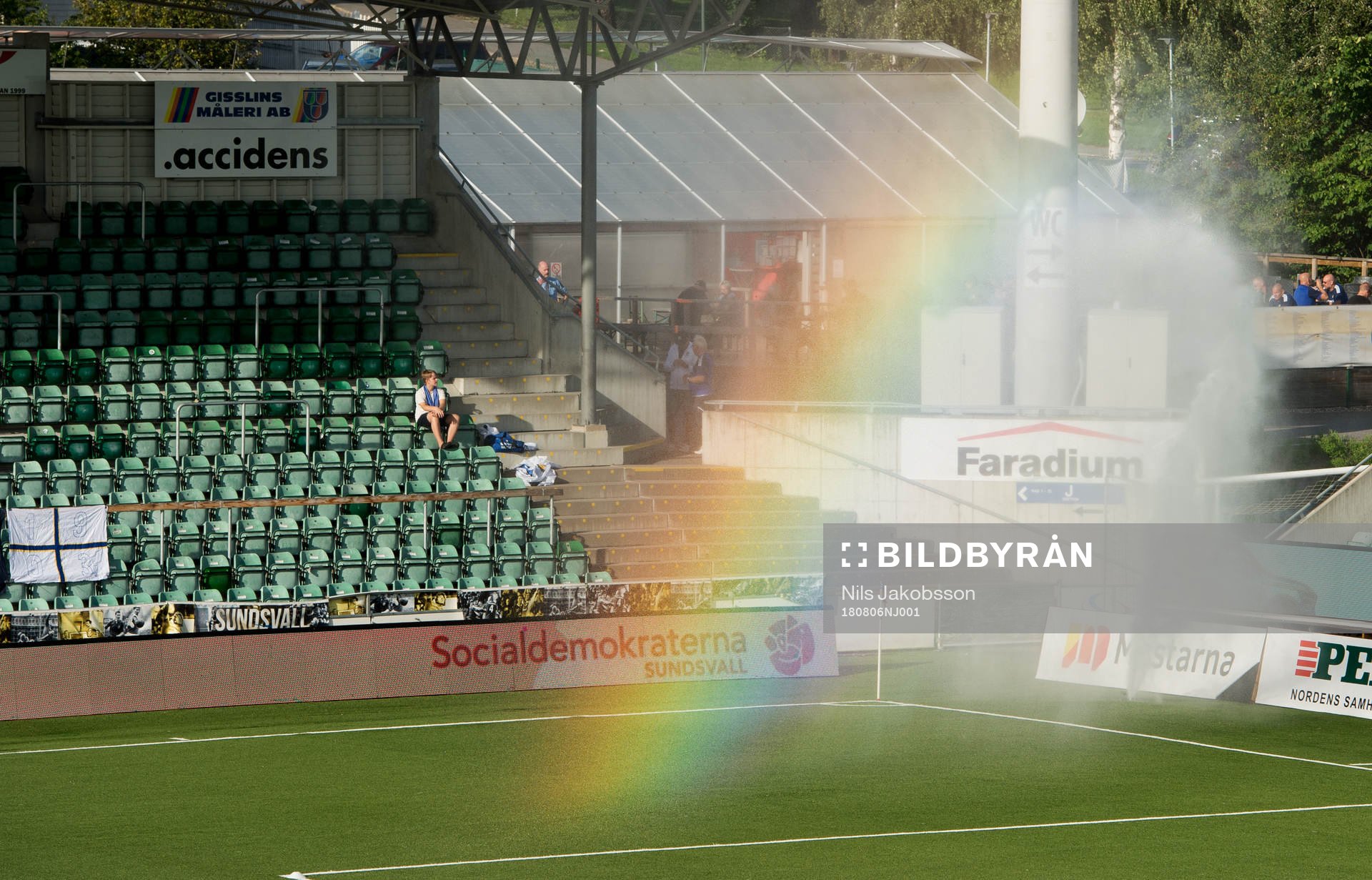 Planen vattnas innan fotbollsmatchen i Allsvenskan mellan