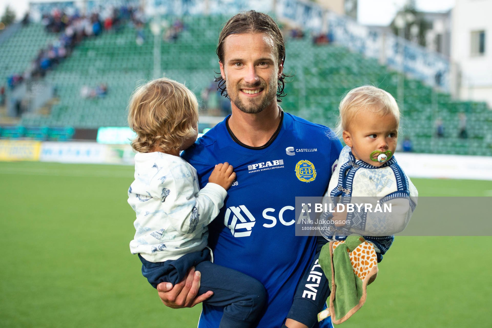 Sundsvalls Linus Hallenius jublar med sina barn