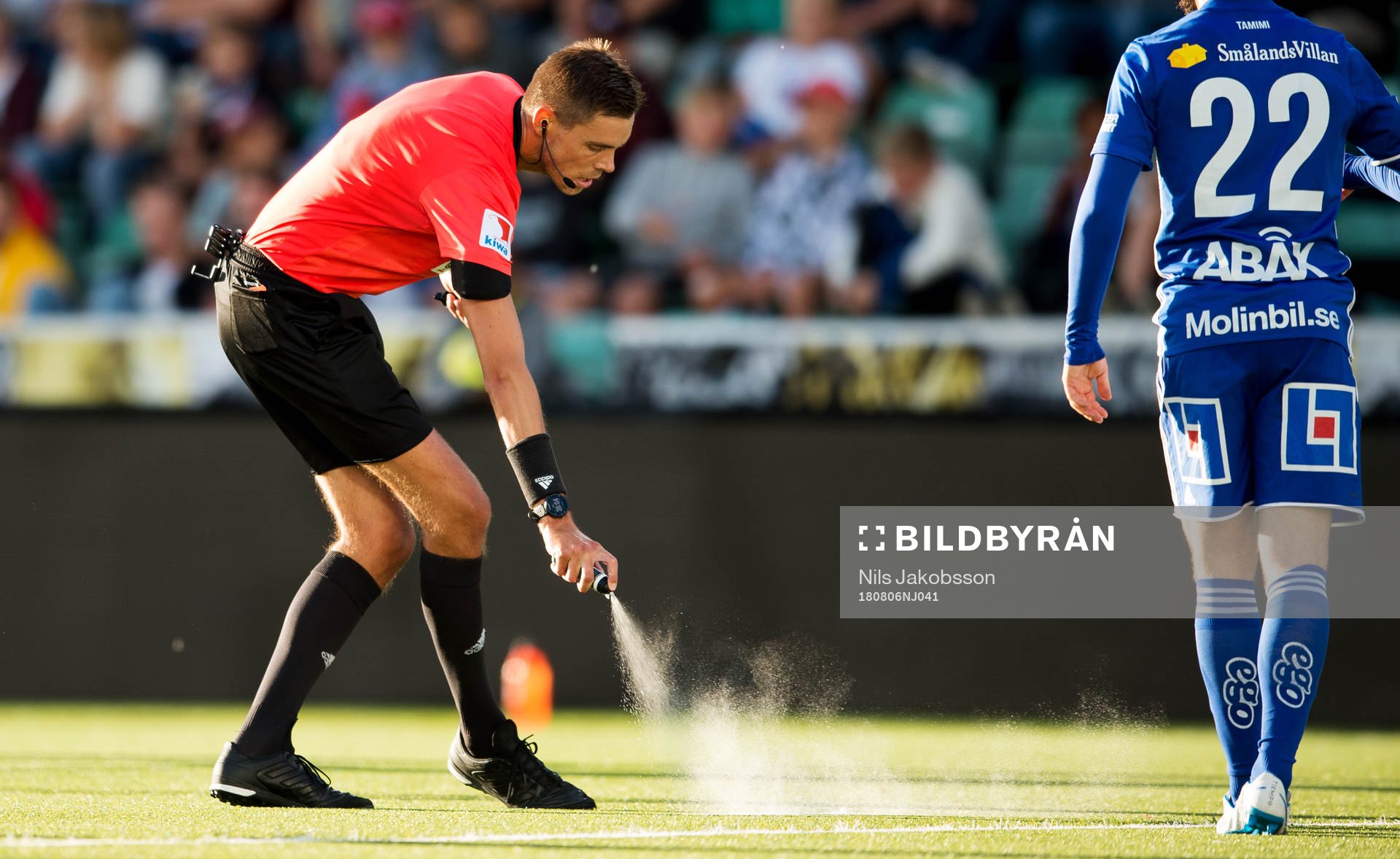 Domare Magnus Lindgren med sin spray