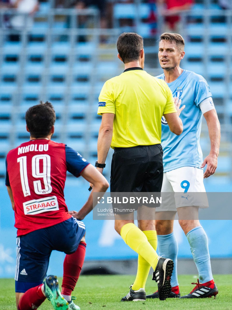 Markus Rosenberg of Malmö FF in a discussion with the