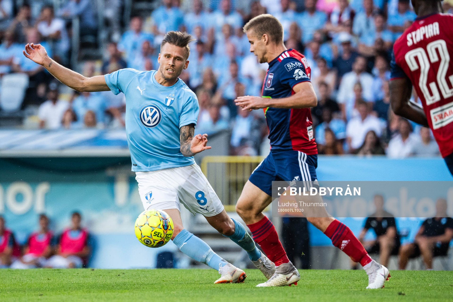 Arnór Ingvi Traustason of Malmö FF and Paulo Vinícius of