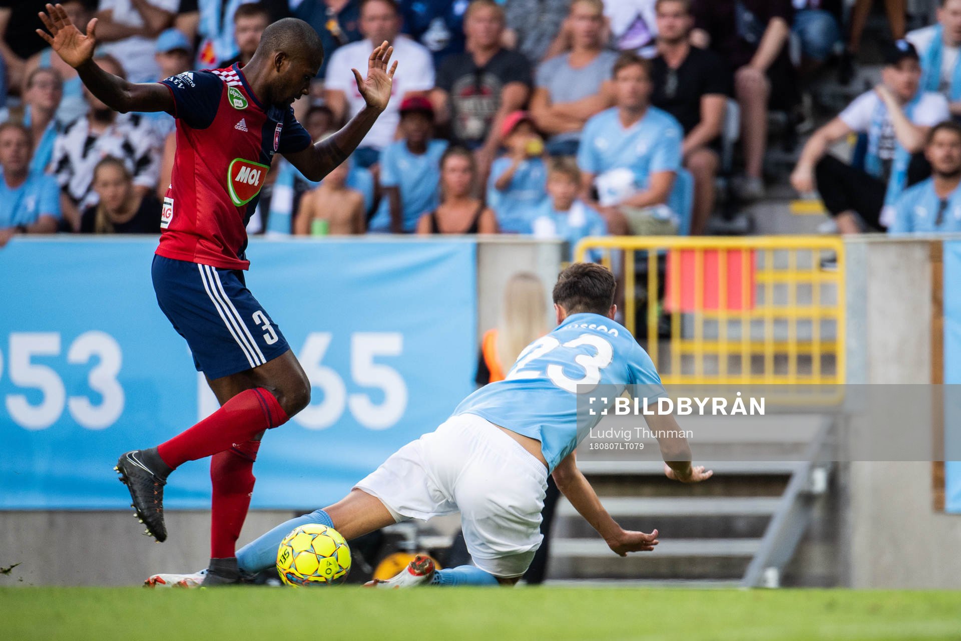 Paulo Vinícius of Vidi and Marcus Antonsson of Malmö FF