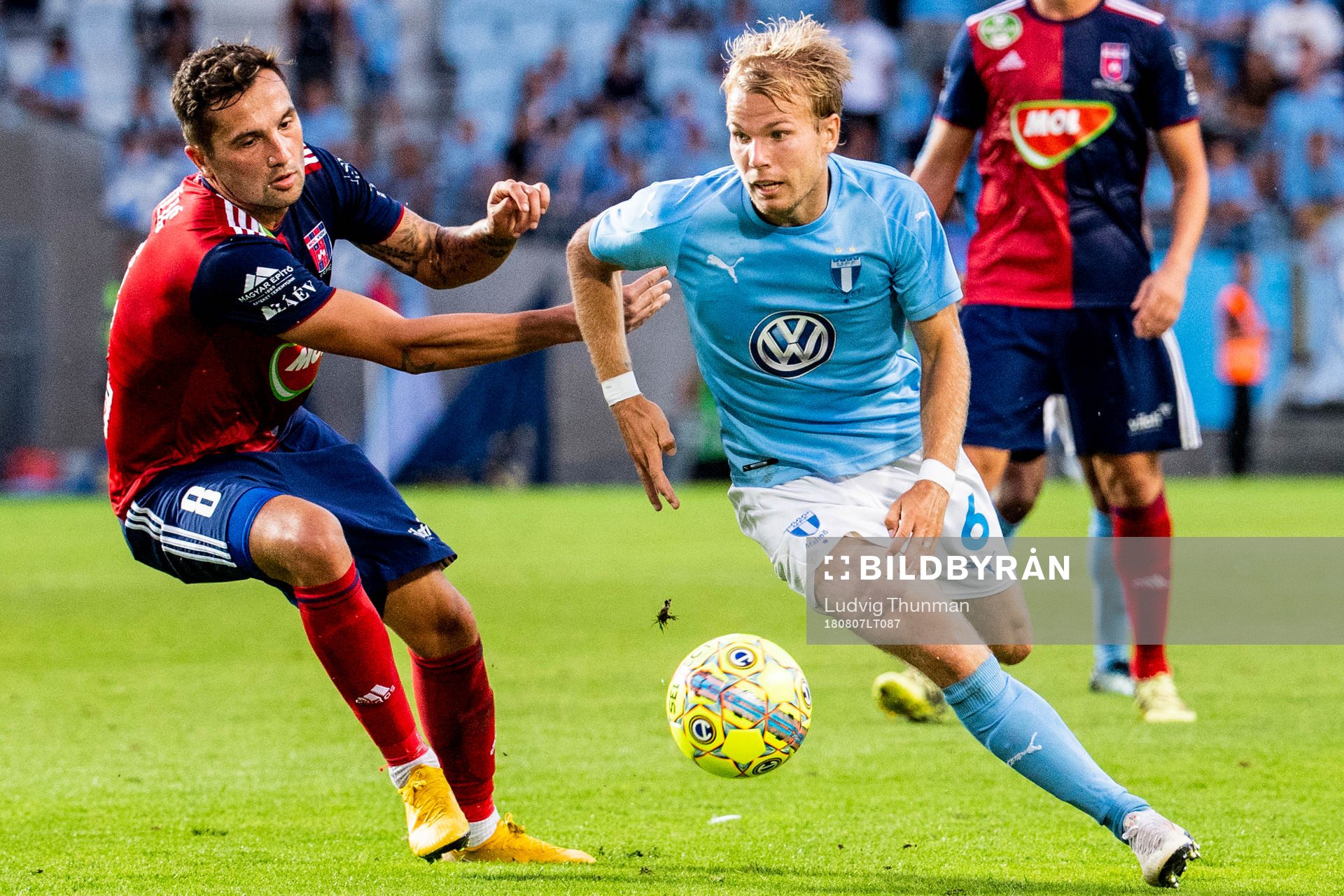 Anel Hadzic of Vidi and Oscar Lewicki of Malmö FF