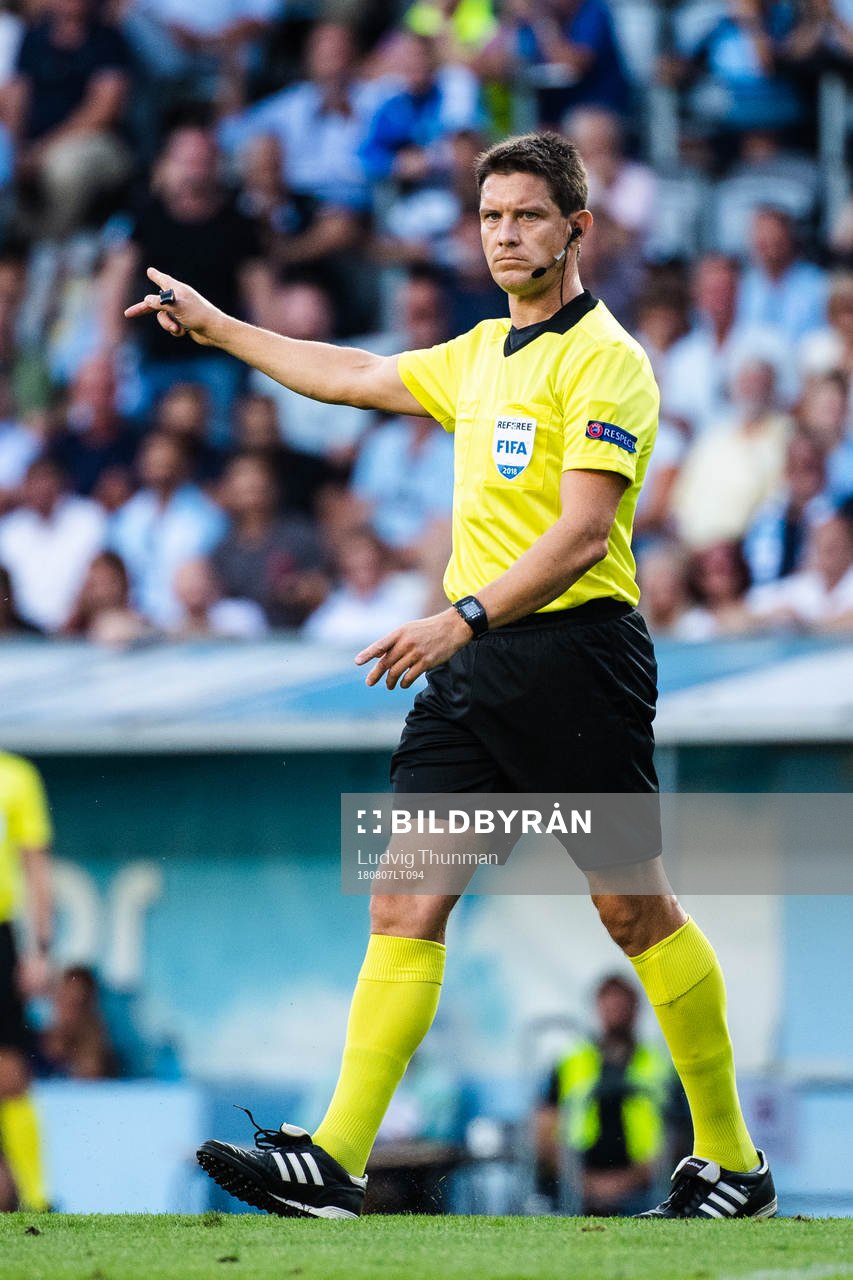 Referee Matej Jug