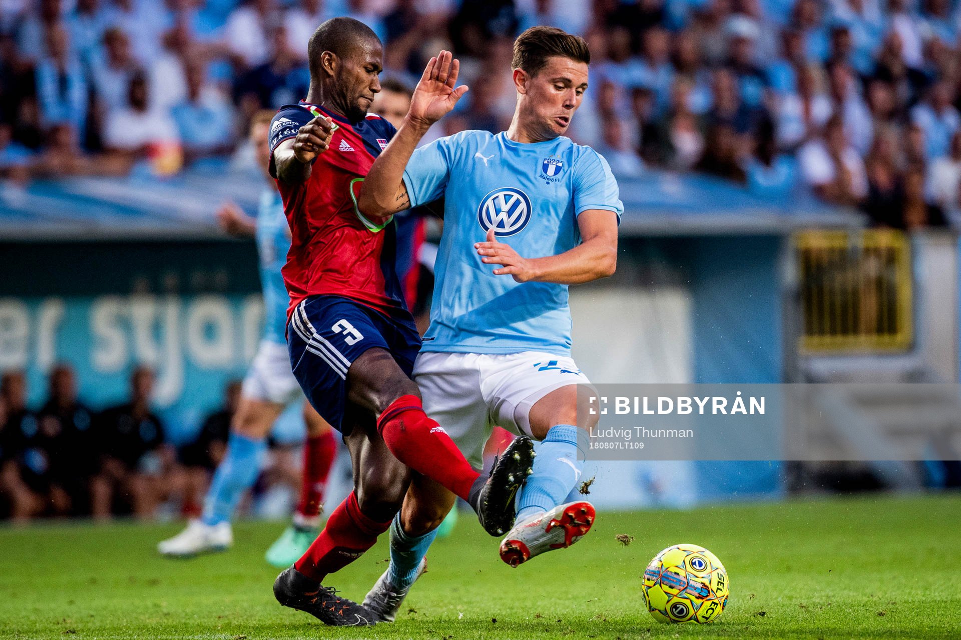 Paulo Vinícius of Vidi and Marcus Antonsson of Malmö FF