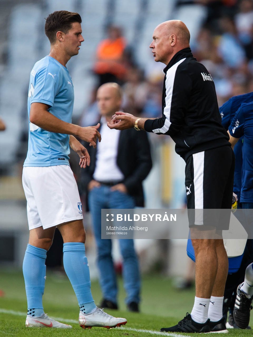 Marcus Antonsson in a discussion with head coach Uwe