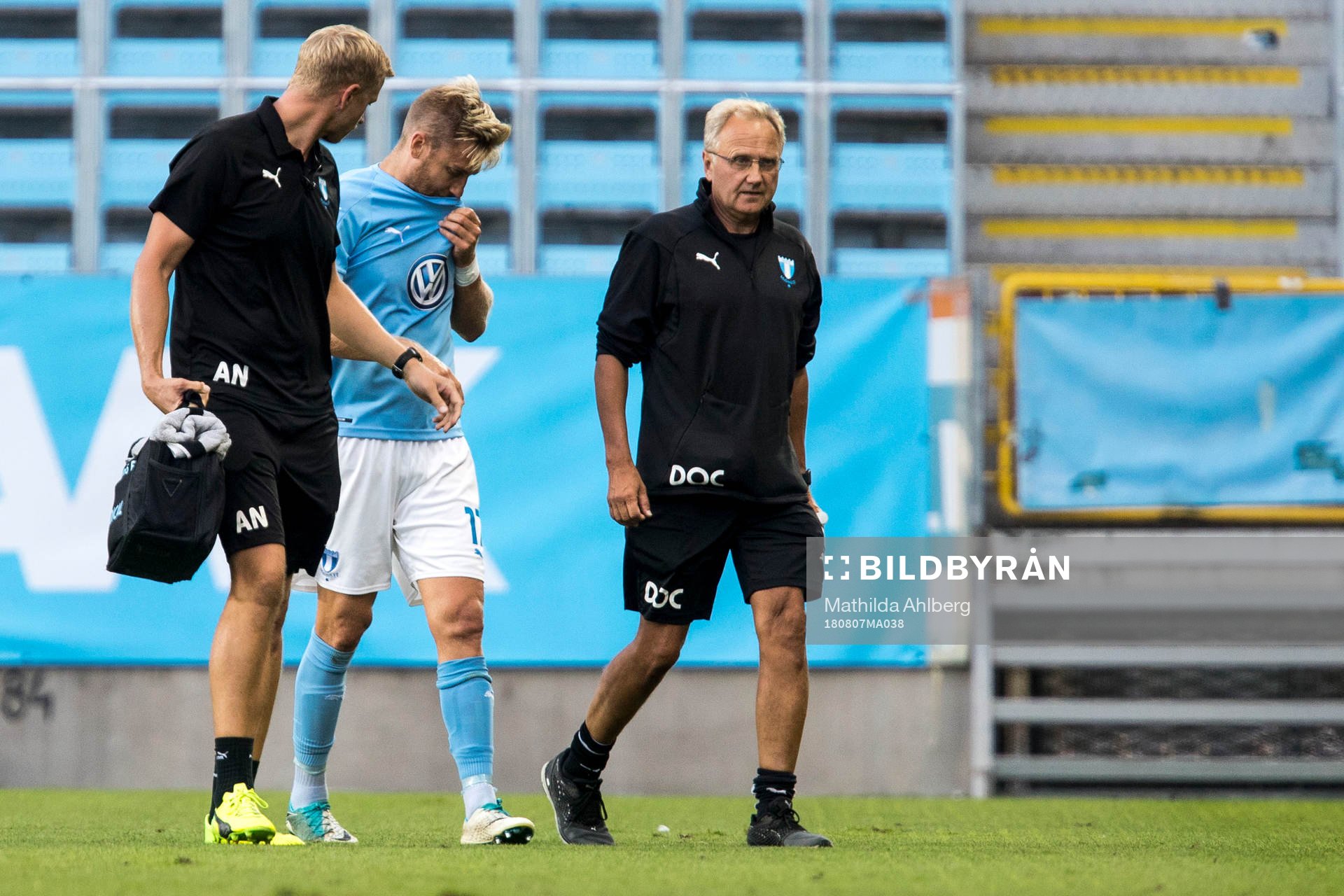Rasmus Bengtsson of Malmö FF leaves the pitch due to injury