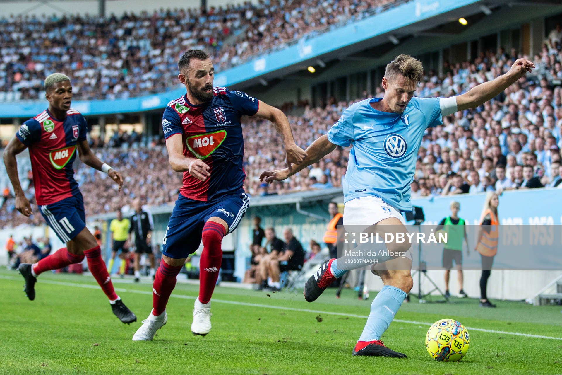 Attila Fiola of Vidi and Markus Rosenberg of Malmö FF