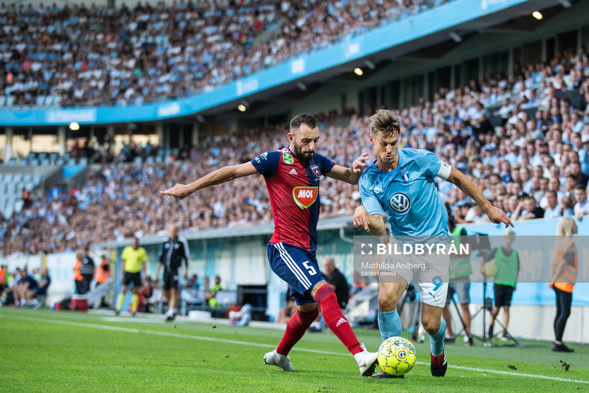 Attila Fiola of Vidi and Markus Rosenberg of Malmö FF