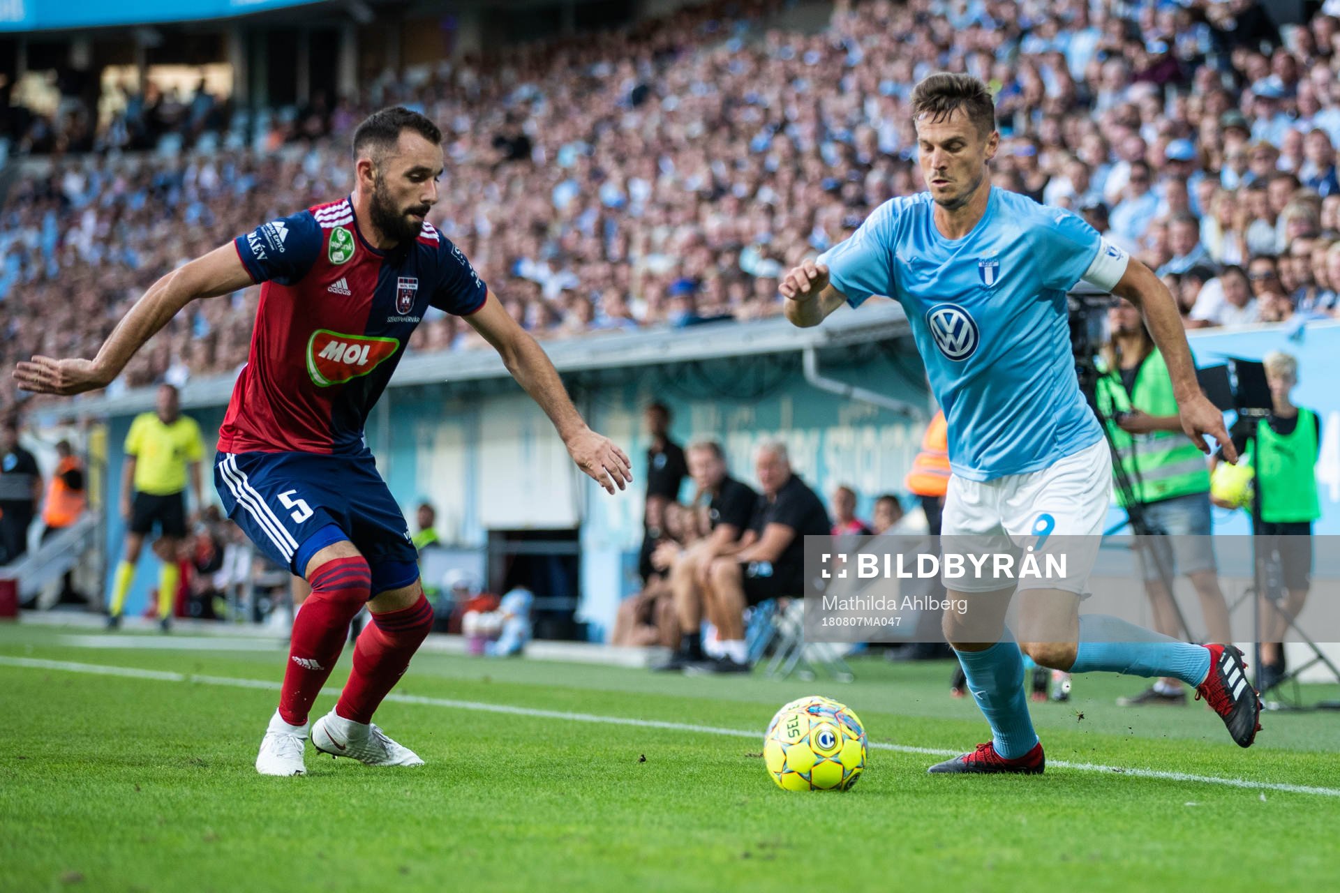 Attila Fiola of Vidi and Markus Rosenberg of Malmö FF
