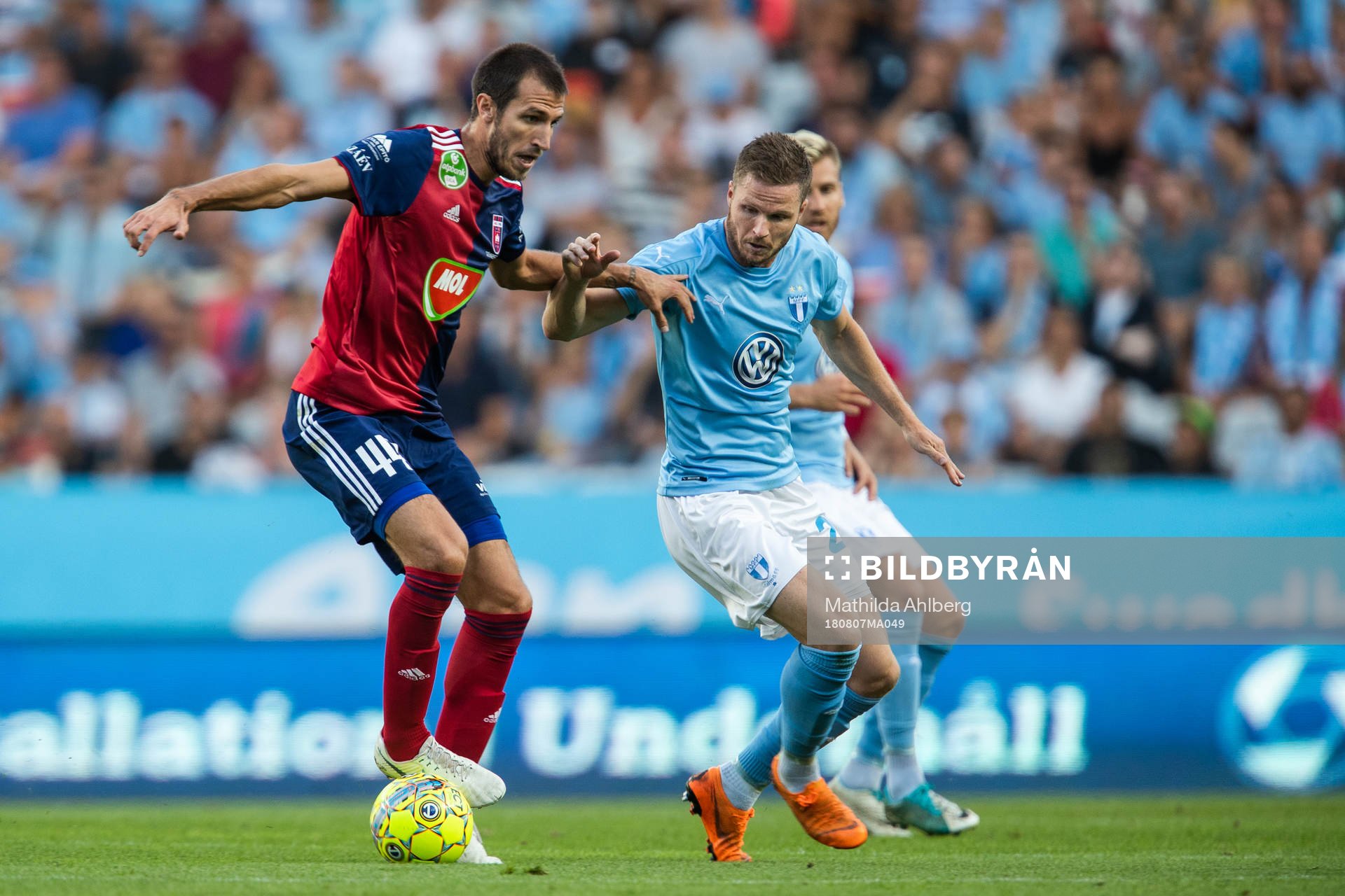 Marko Šćepović of Vidi and Marcus Antonsson of Malmö FF