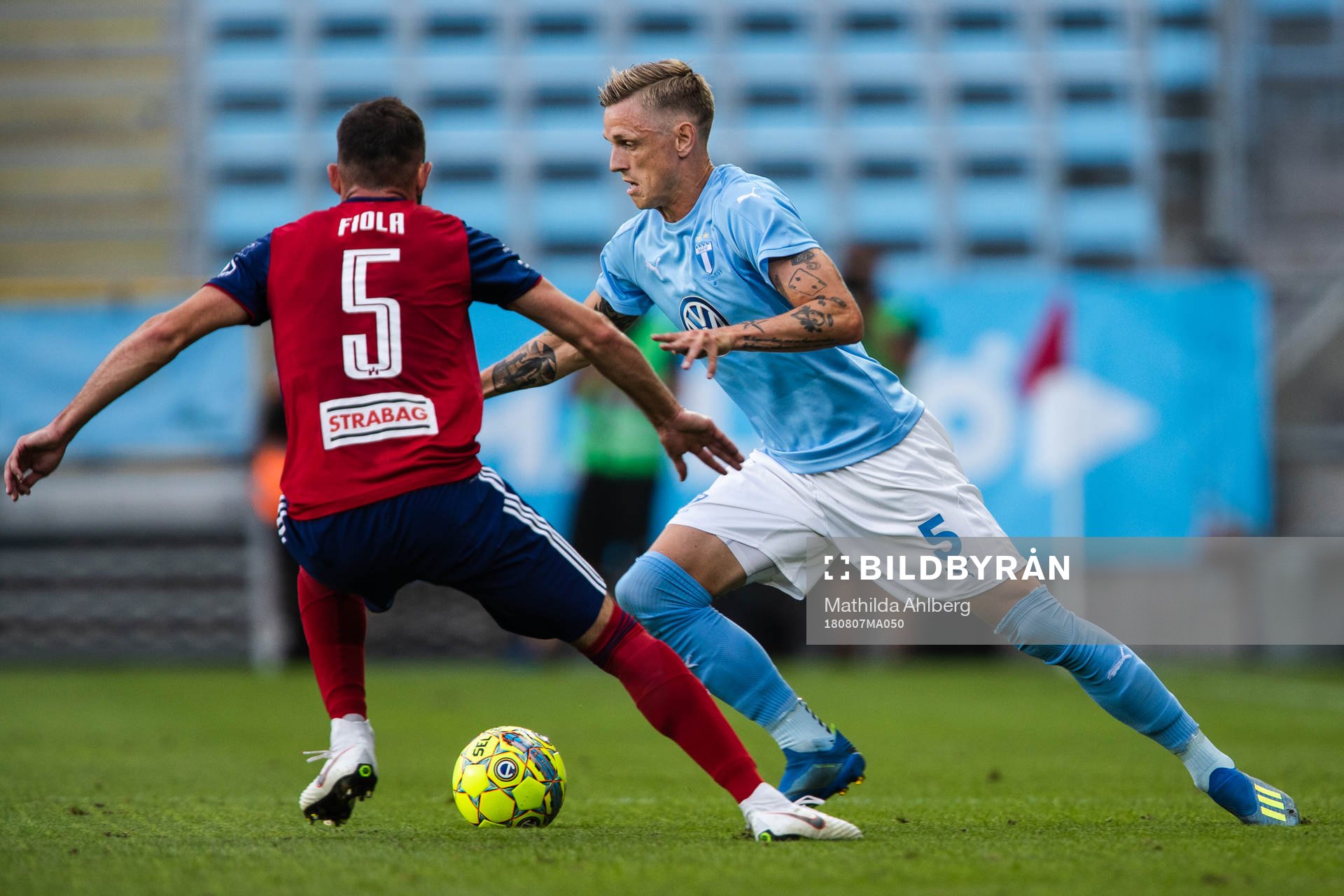 Attila Fiola of Vidi and Sören Rieks of Malmö FF competes