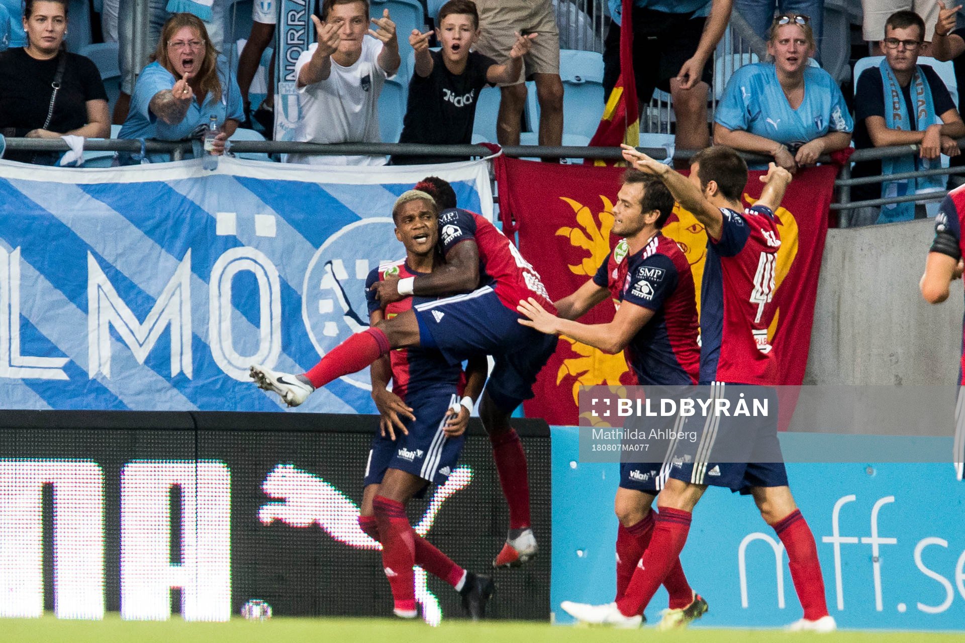 Players of Vidi celebrates 1-1