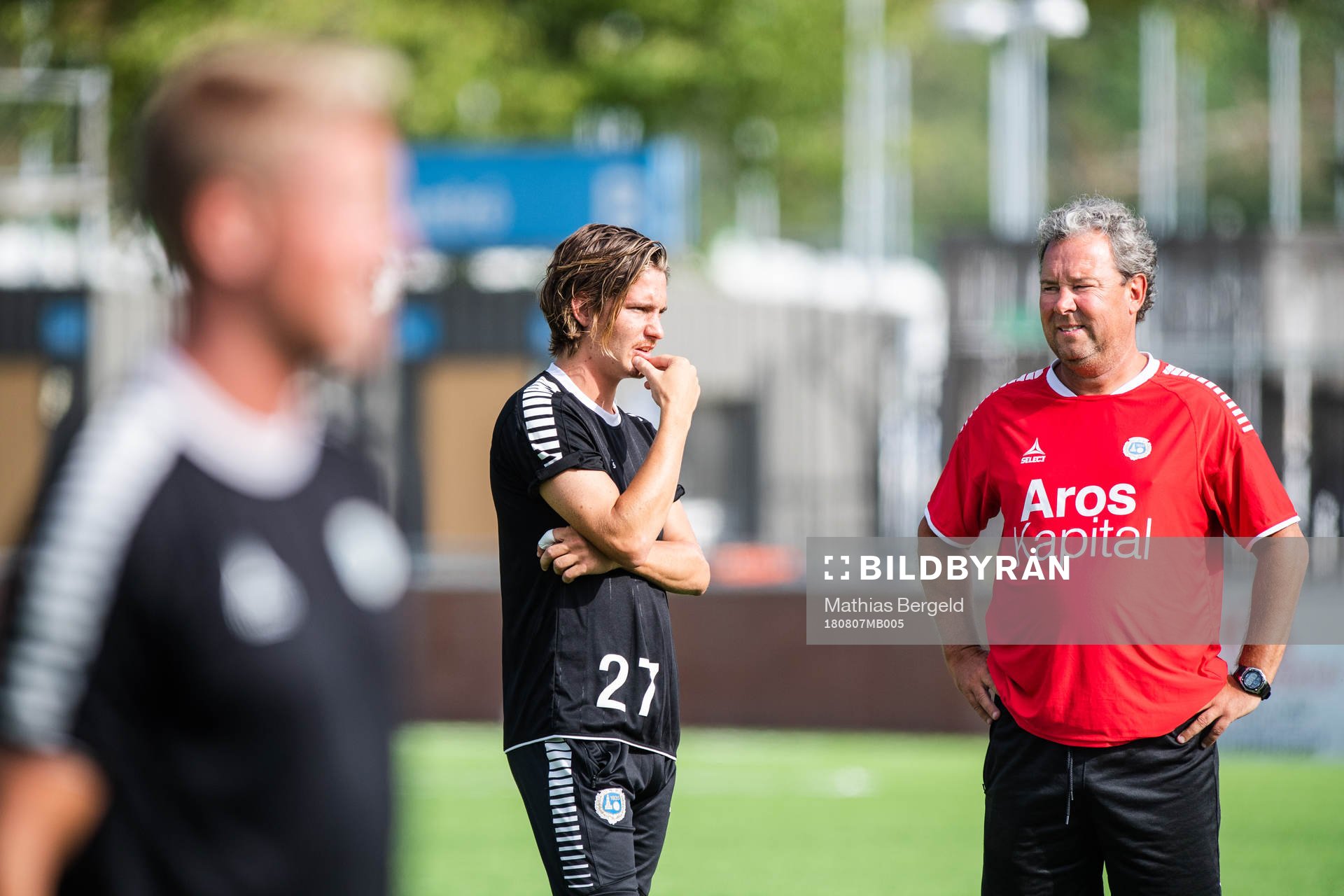 Robin Book och tränare Stefan Rehn under en träning med fotbollslaget Utsikten den 7 augusti 2018 i Göteborg.