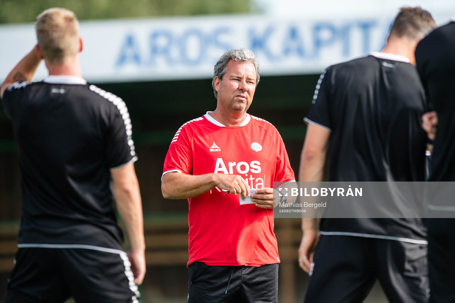 Tränare Stefan Rehn instruerar spelare under en träning med fotbollslaget Utsikten den 7 augusti 2018 i Göteborg.
