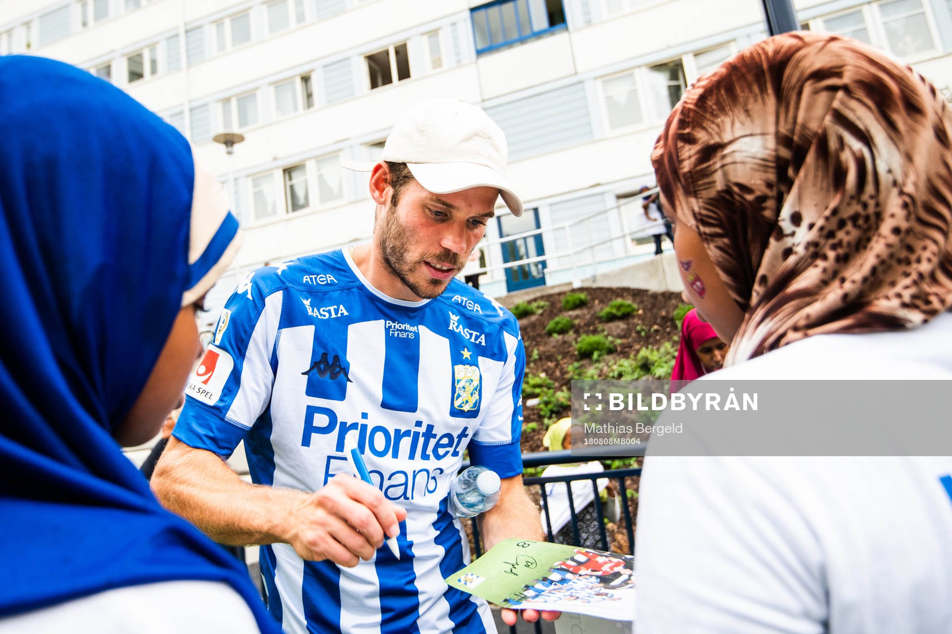 IFK Göteborgs Emil Salomonsson skriver autograf