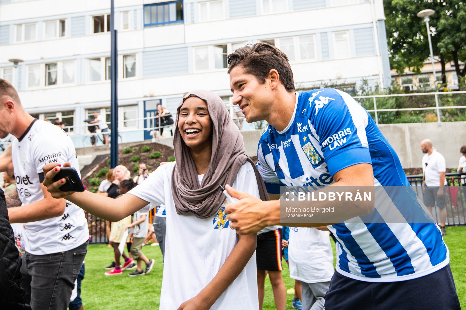EN flicka tar en bild med IFK Göteborgs David Boo Wiklander