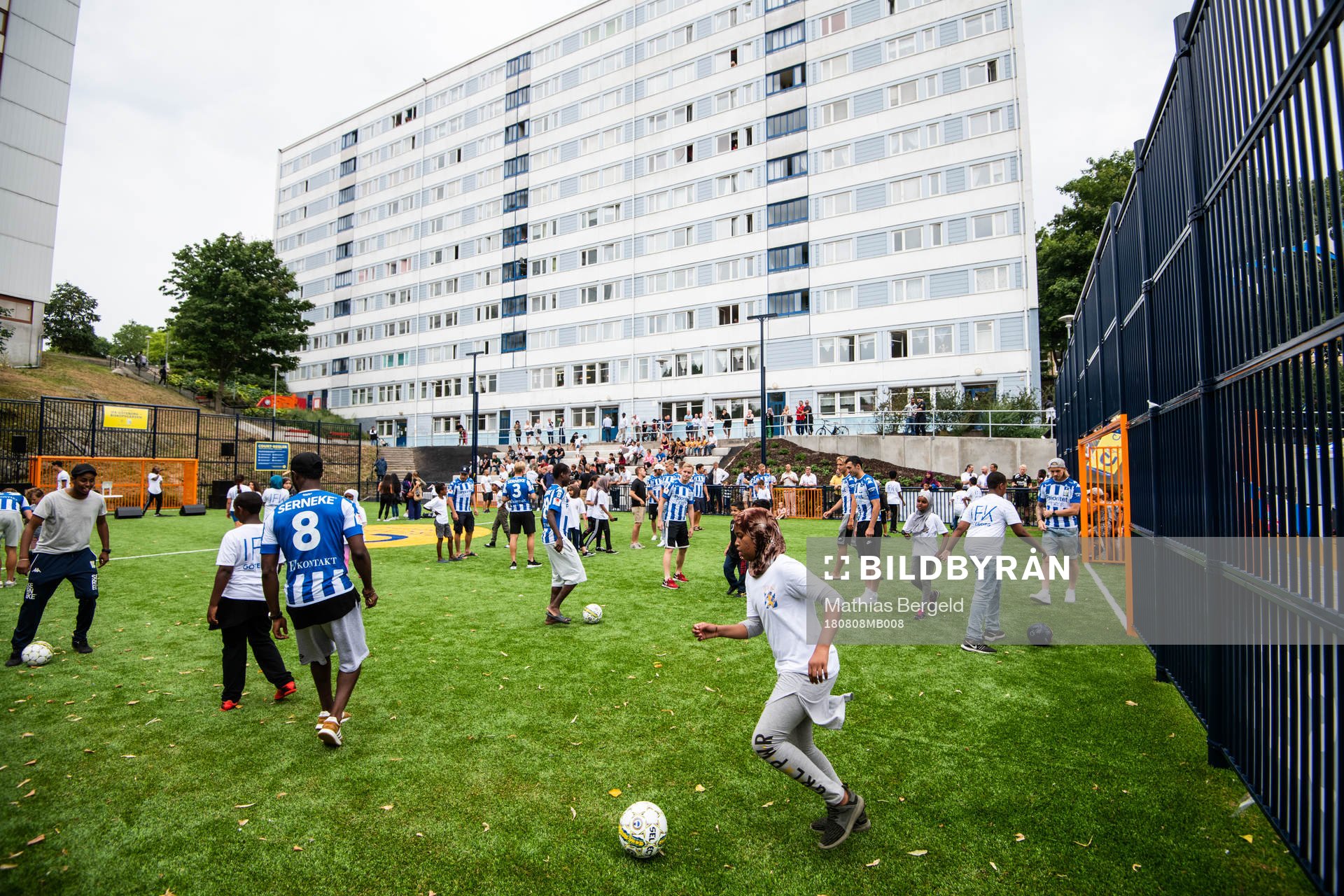 IFK Göteborgs spelare spelar med besökare