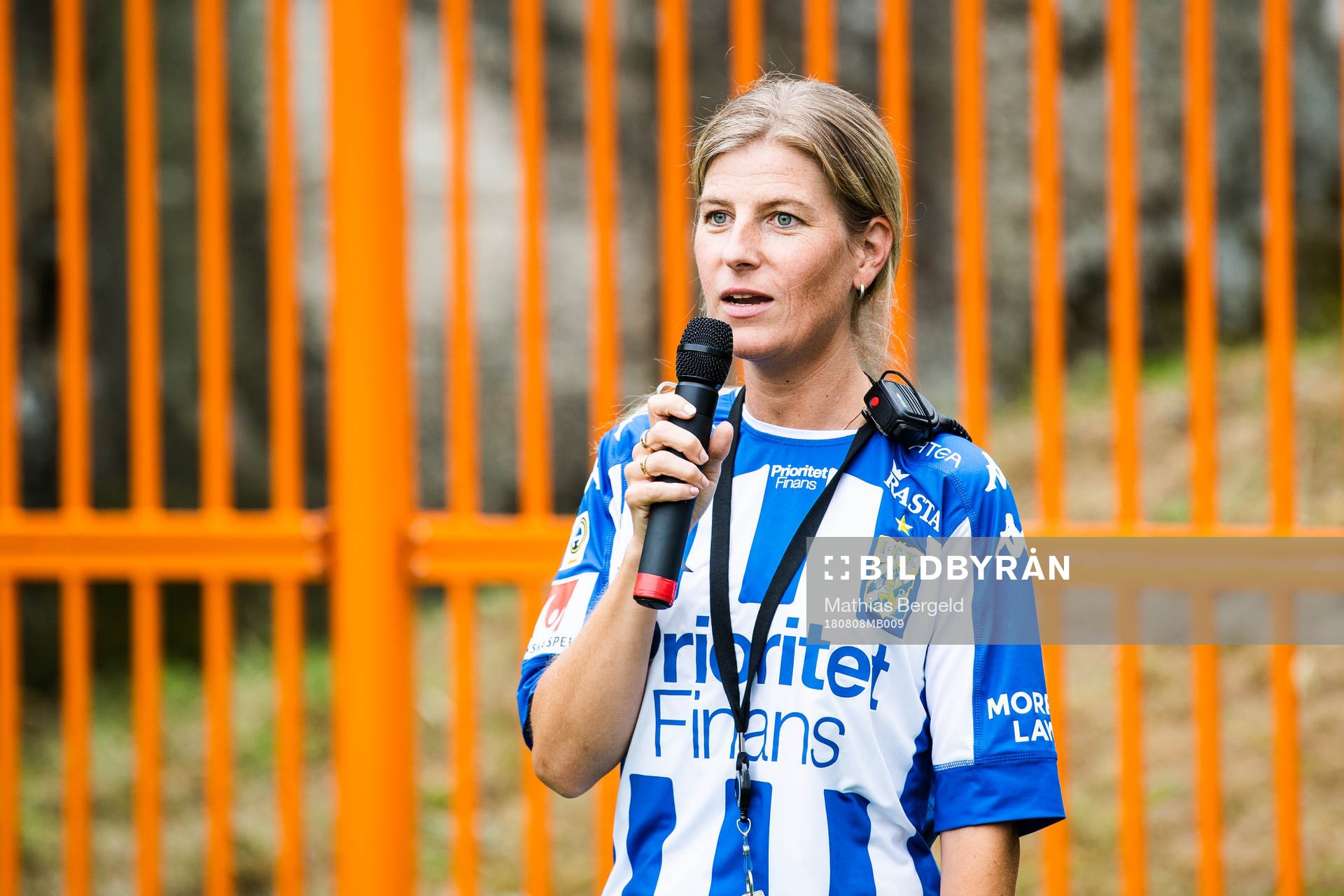 IFK Göteborgs CSR-ansvarige Elisabeth Anderton talar under invigningen av den första fotbollsplanen i Planer för Framtiden den 8 augusti 2018 i Göteborg.