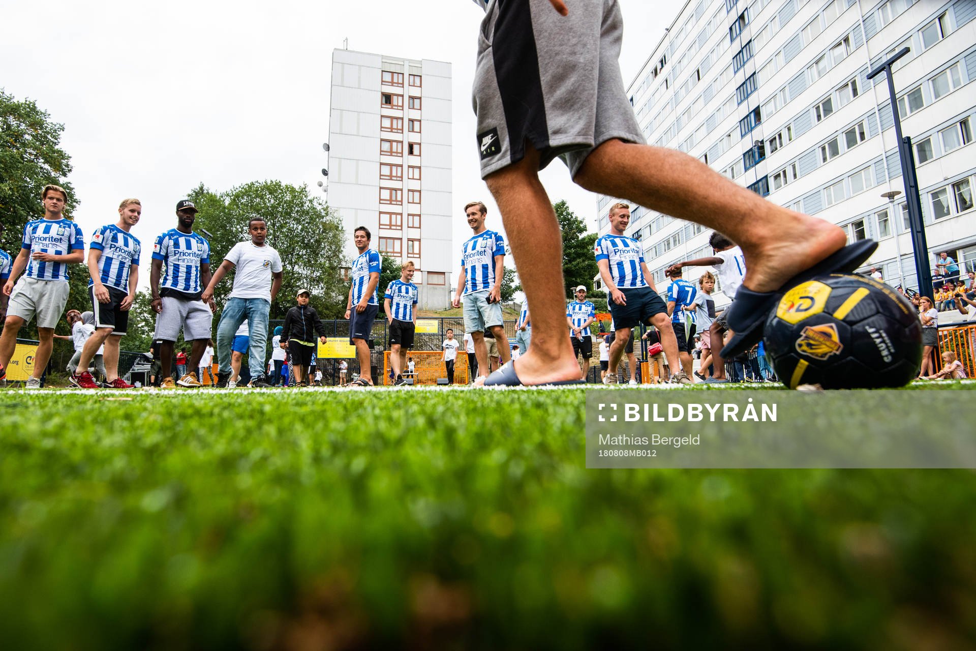 IFK Göteborgs spelare spelar med besökare