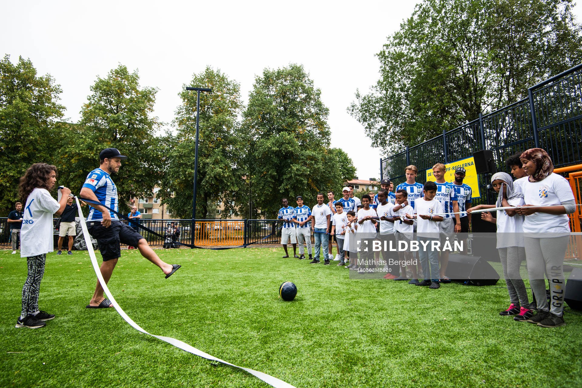 IFK Göteborgs Tobias Hysén och en flicka knöt band