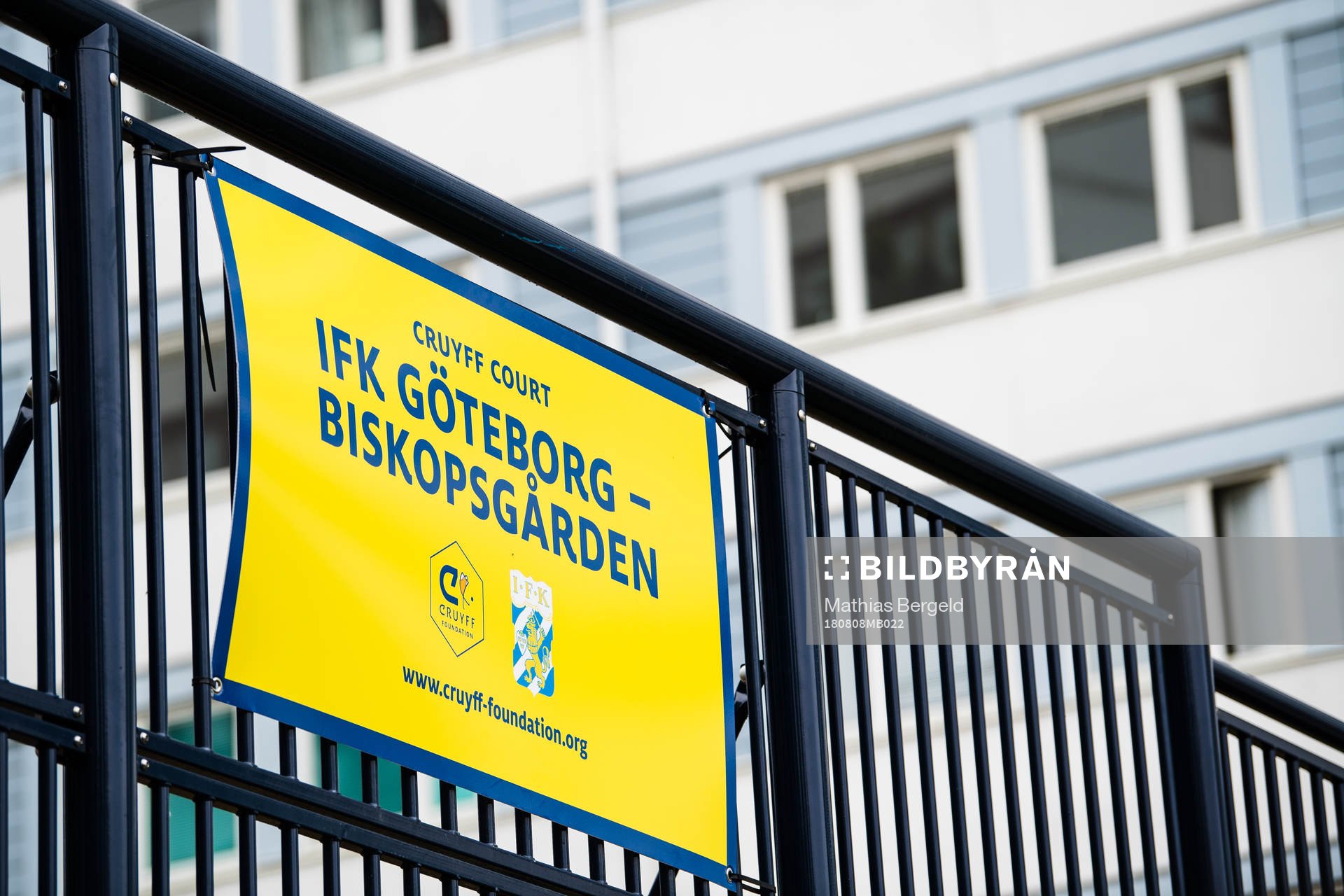 Skylt vid anläggningen