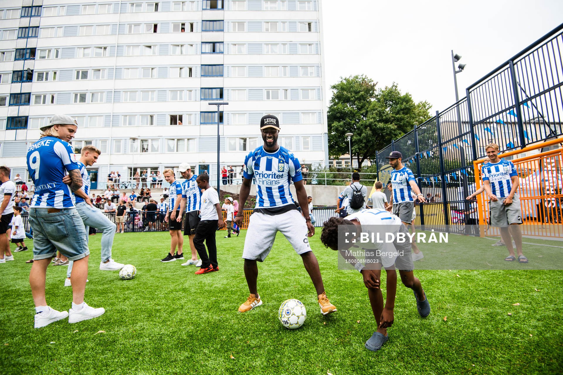IFK Göteborgs Vajebah Kaliefah Sakor spelar med besökare