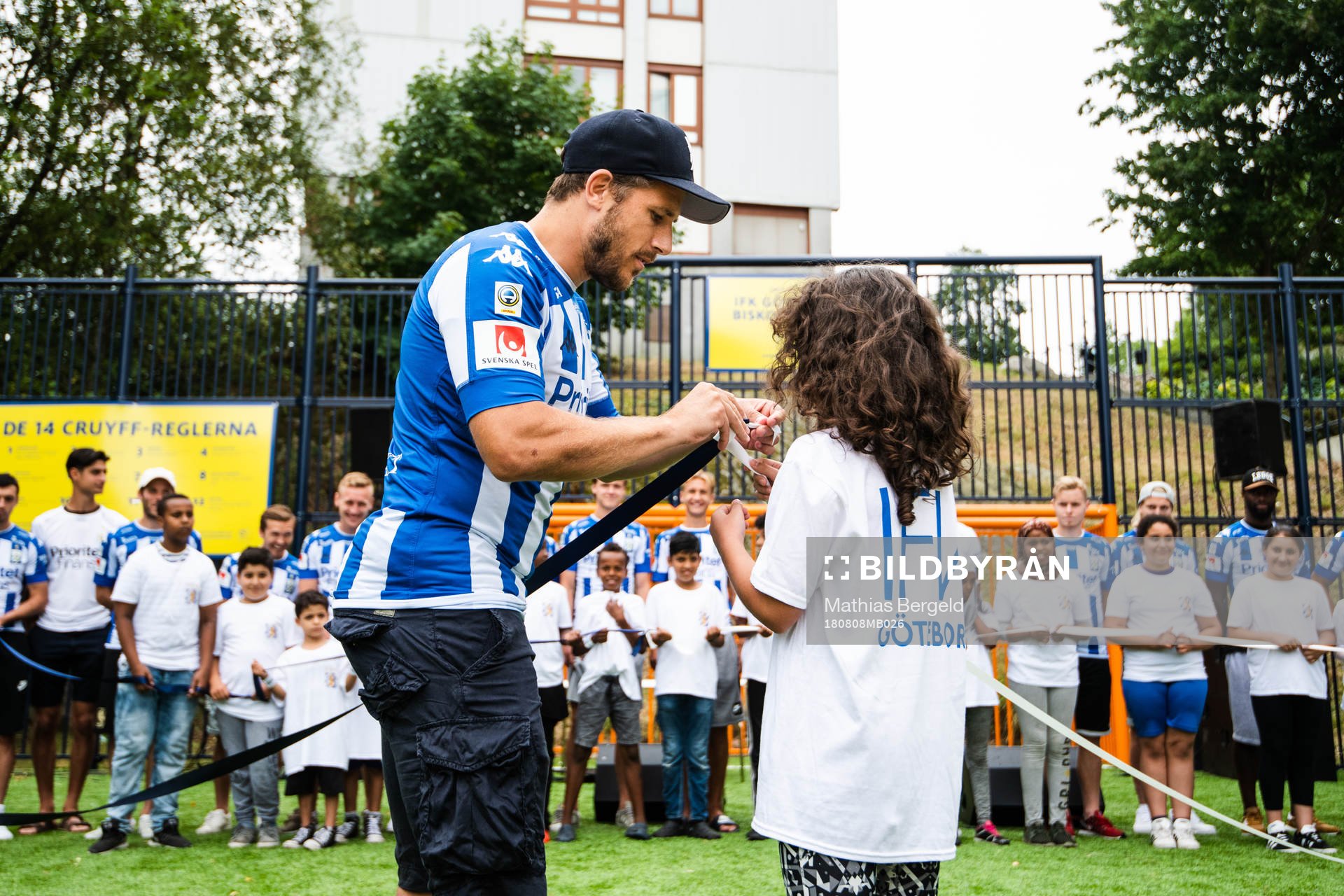 IFK Göteborgs Tobias Hysén och en flicka knöt band