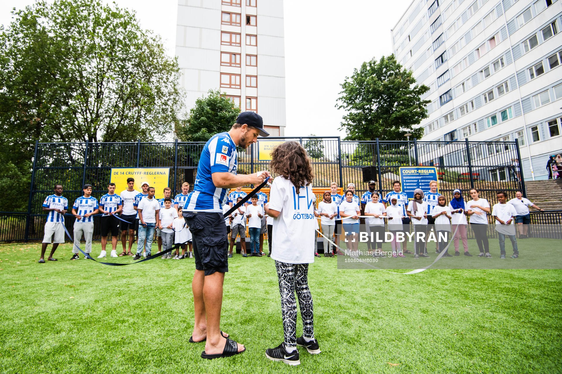 IFK Göteborgs Tobias Hysén och en flicka knöt band