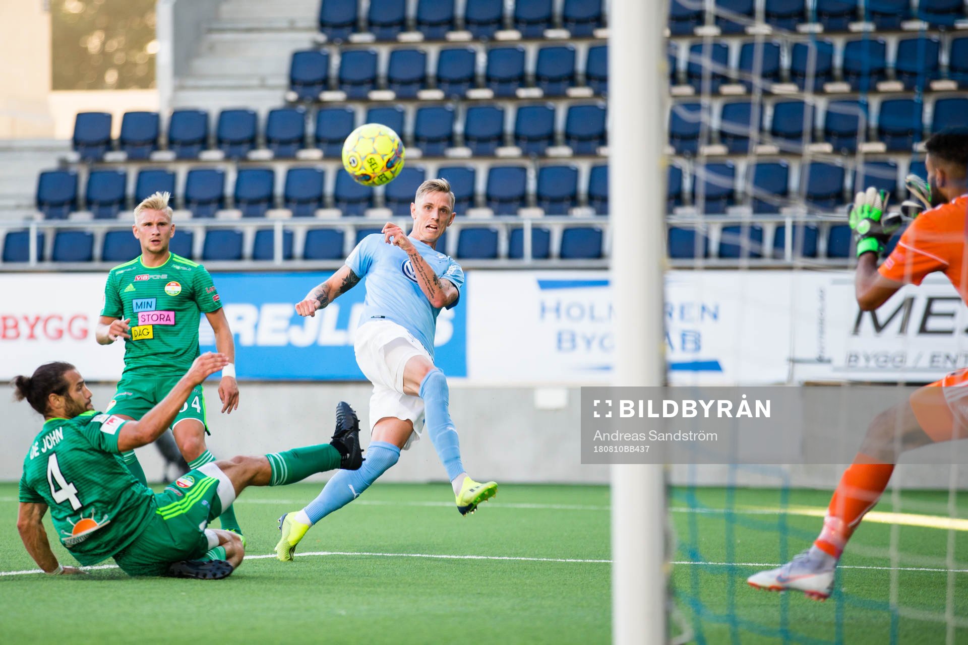 Malmö FFs Sören Rieks gör 0-1 framför Dalkurds Alex De John under fotbollsmatchen i Allsvenskan mellan Dalkurd och Malmö FF den 10 augusti 2018 i Gävle. 