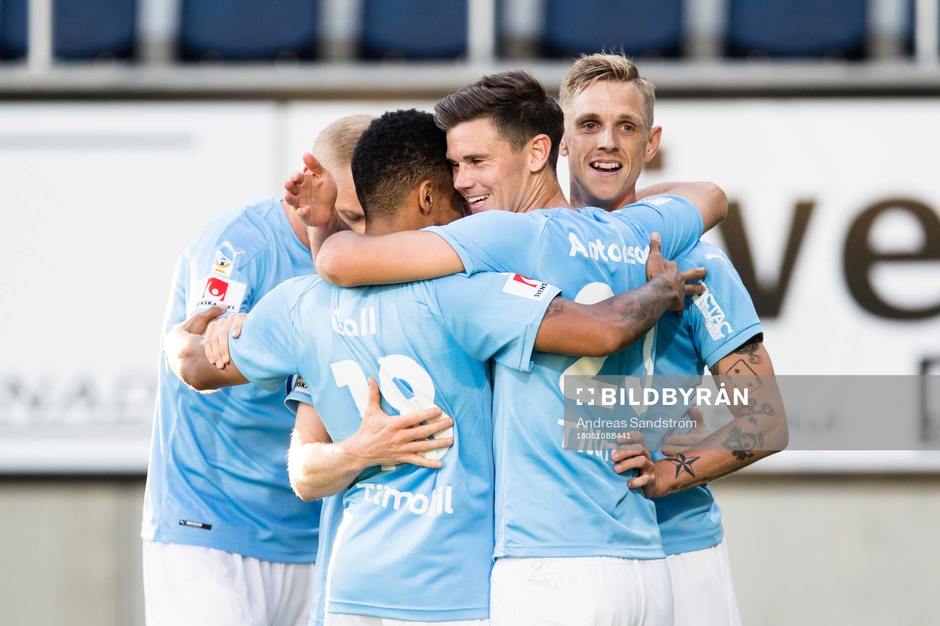Malmö FFs Sören Rieks gör 0-1 och gratuleras av lagkamrater under fotbollsmatchen i Allsvenskan mellan Dalkurd och Malmö FF den 10 augusti 2018 i Gävle.