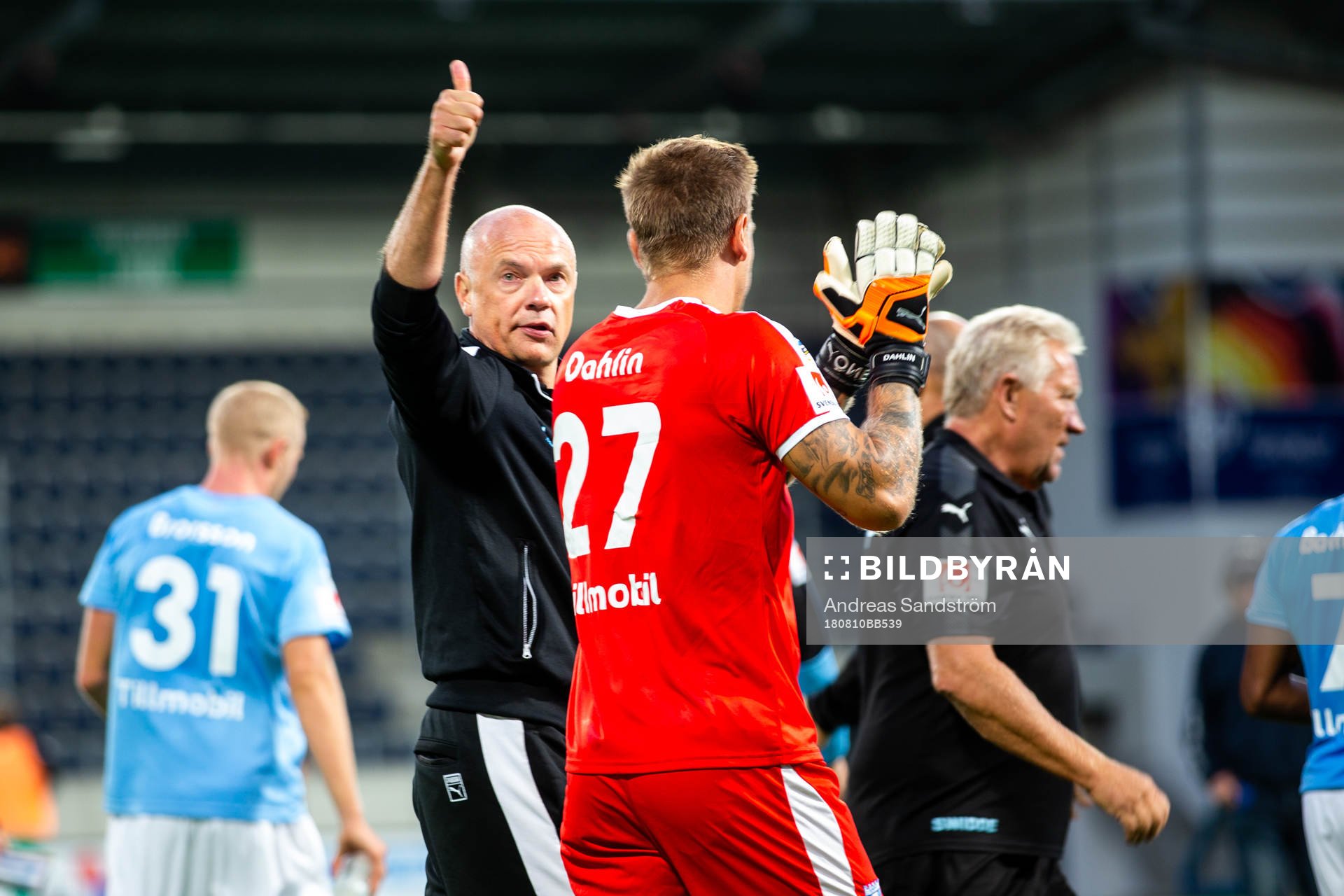 Malmö FFs tränare Uwe Rösler gör tummen upp mot publiken