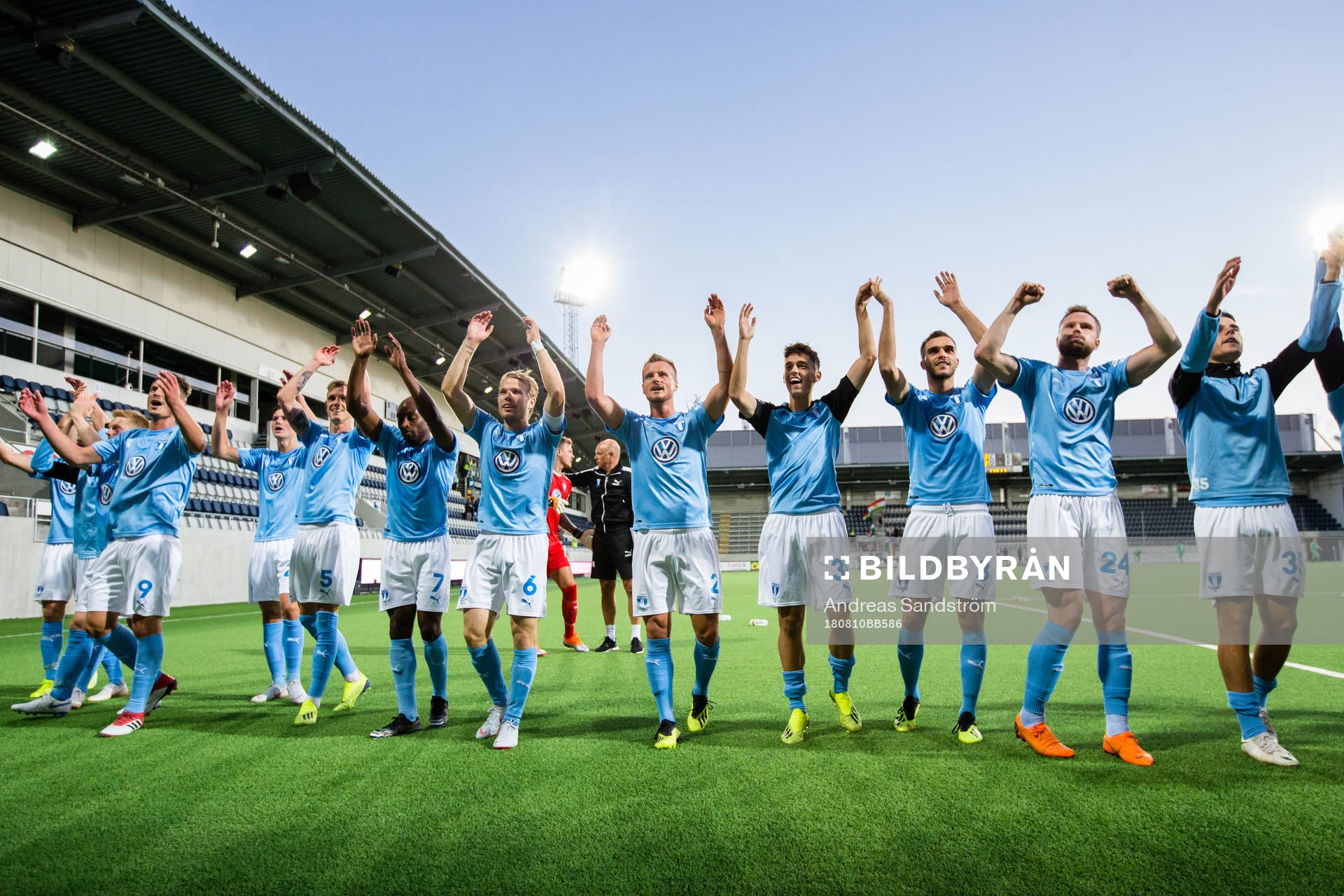 Malmö FF's spelare jublar med fansen efter fotbollsmatchen i Allsvenskan mellan Dalkurd och Malmö FF den 10 augusti 2018 i Gävle. 