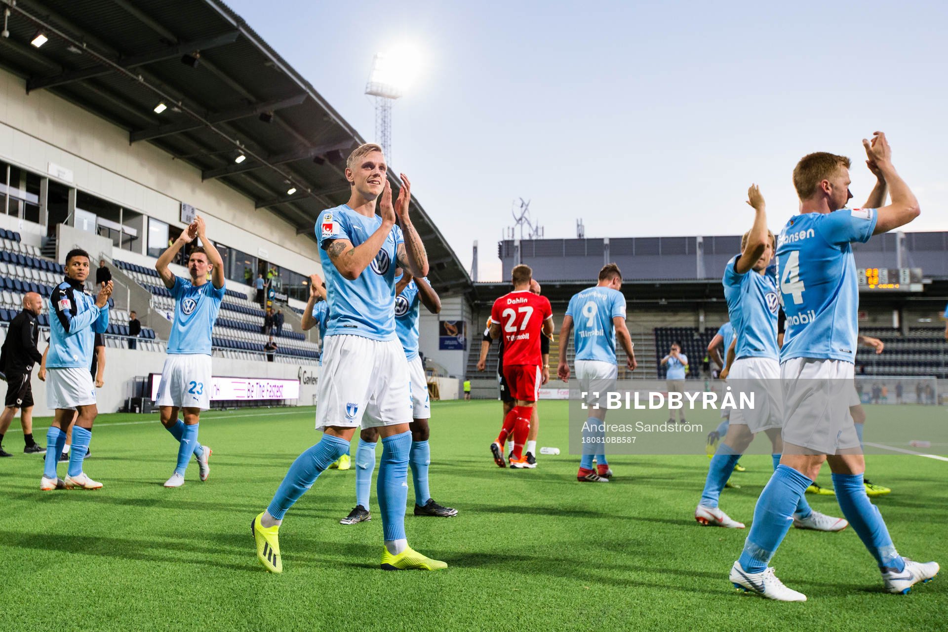 Malmö FFs Sören Rieks (m) jublar med fansen efter fotbollsmatchen i Allsvenskan mellan Dalkurd och Malmö FF den 10 augusti 2018 i Gävle.