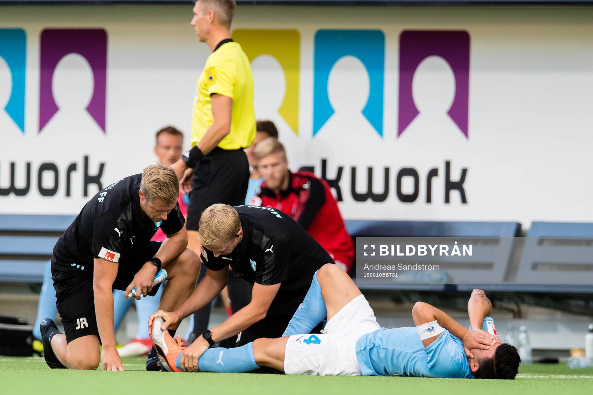 Malmö FFs Behrang Safari ligger på planen och tas hand om