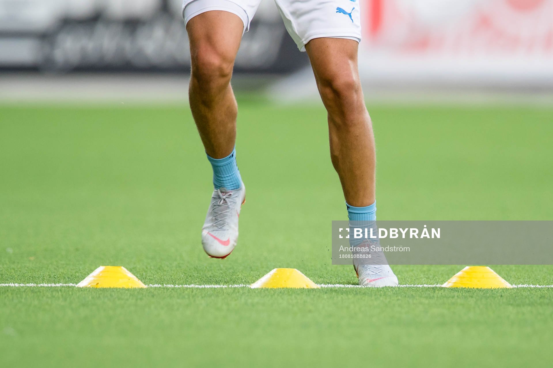 En spelare i Malmö FF värmer upp
