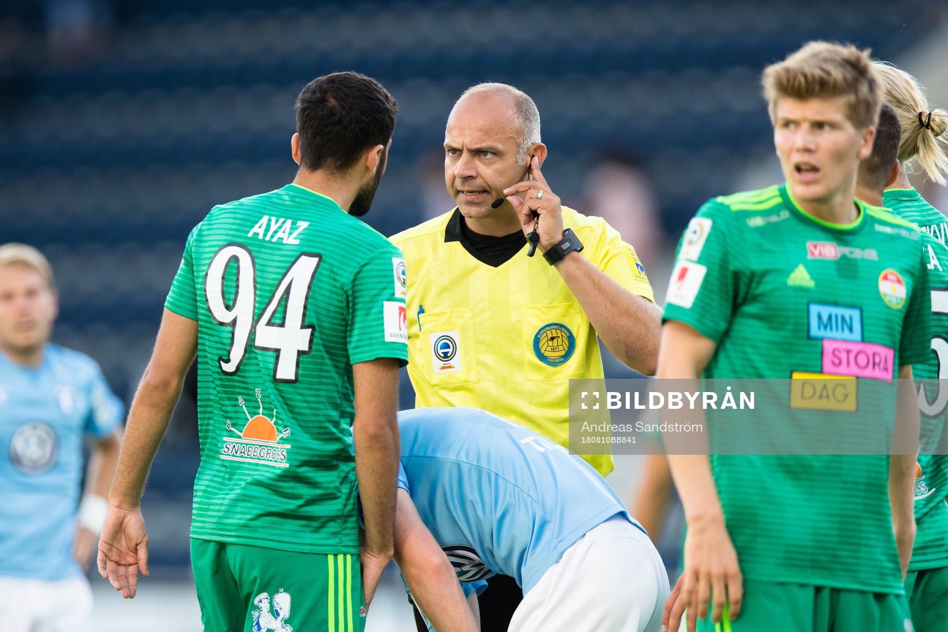 Dalkurds Ferhad Ayaz diskuterar med Domare Robert Daradic