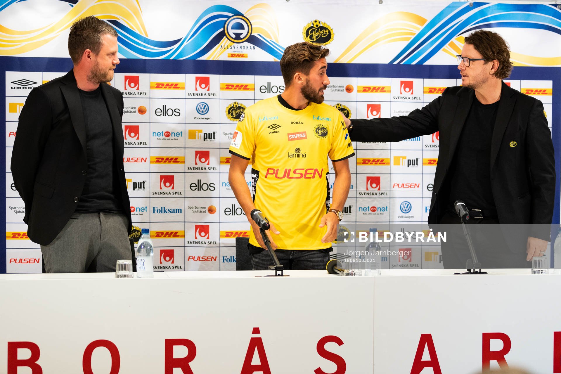 Elfsborgs manager Jimmy Thelin och klubbchef Stefan Andreasson med nyförvärvet Frederik Holst under IF Elfsborgs presskonferensen  den 10 augusti 2018 i Borås.