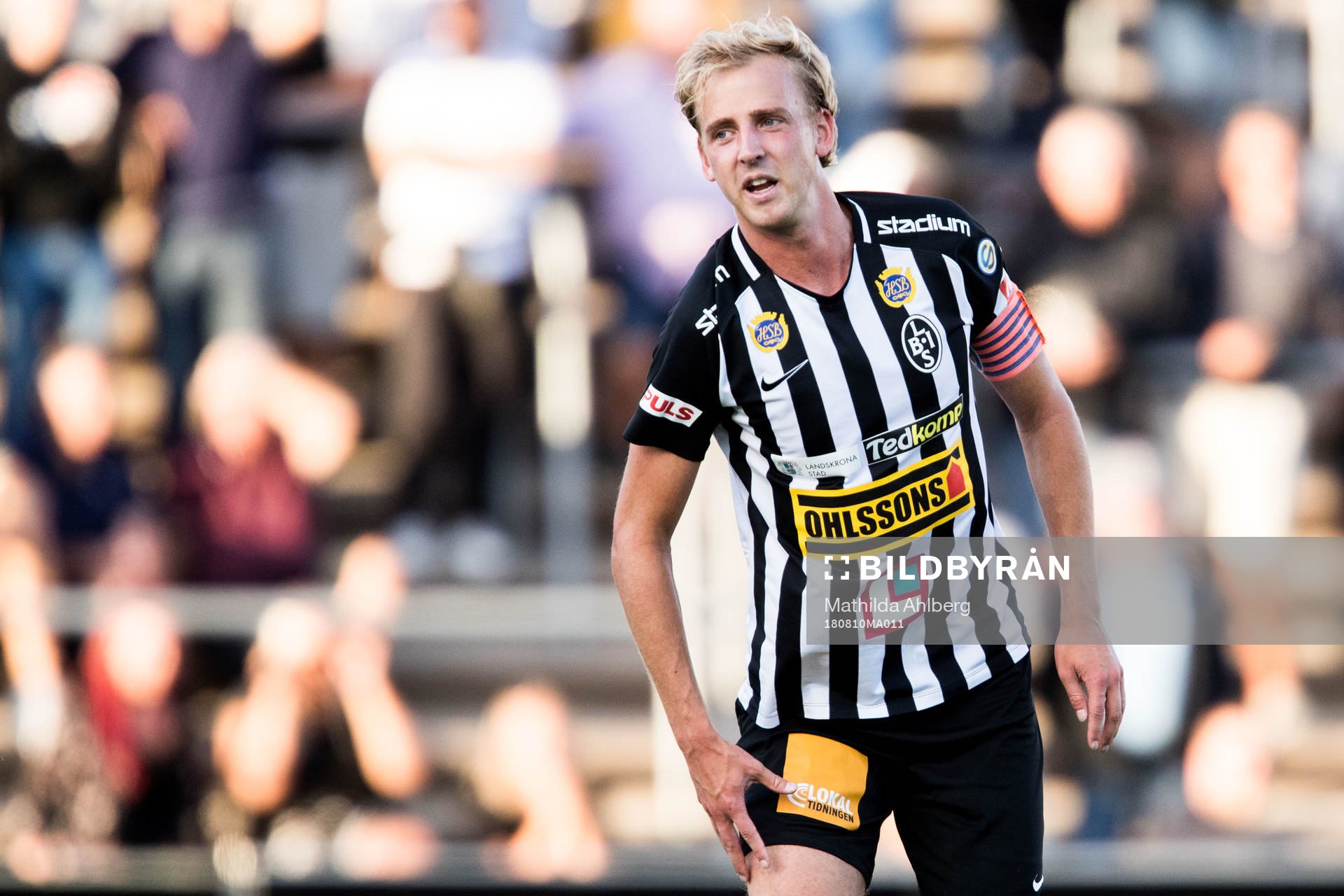 Landskronas Viktor Svensson tar sig för benet
