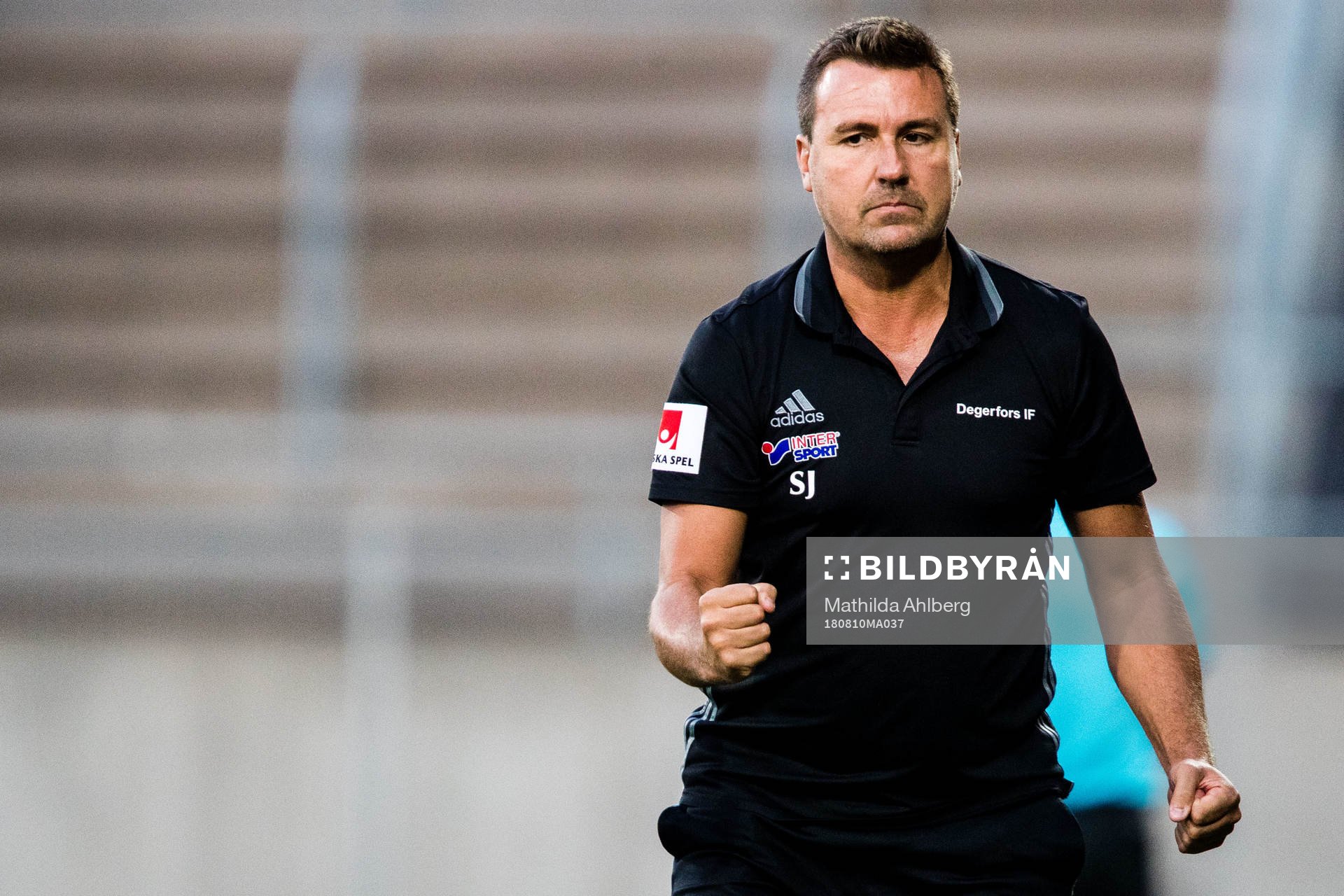 Degerfors tränare Stefan Jacobsson jublar