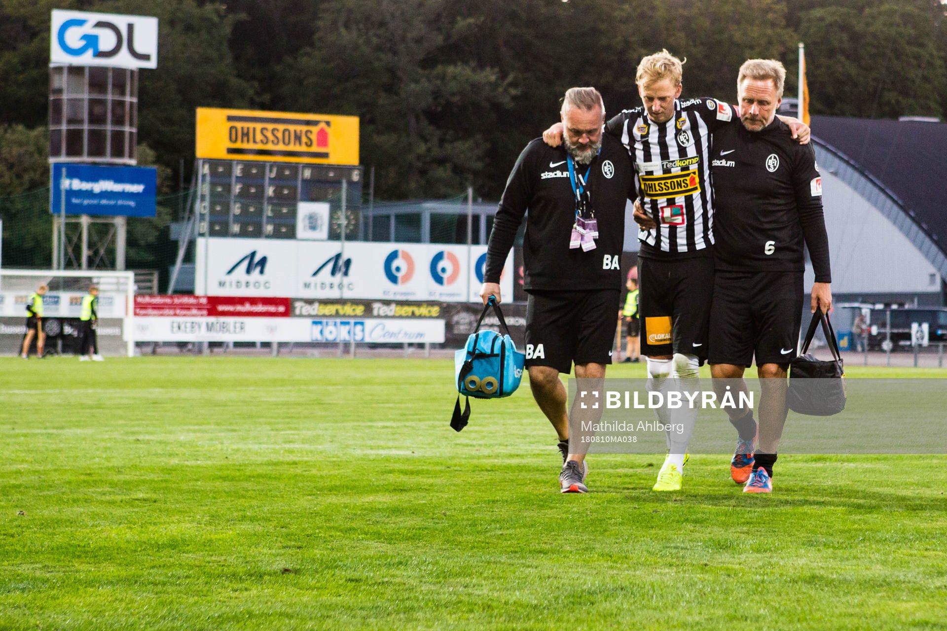 Landskronas Viktor Svensson hjälps av plan