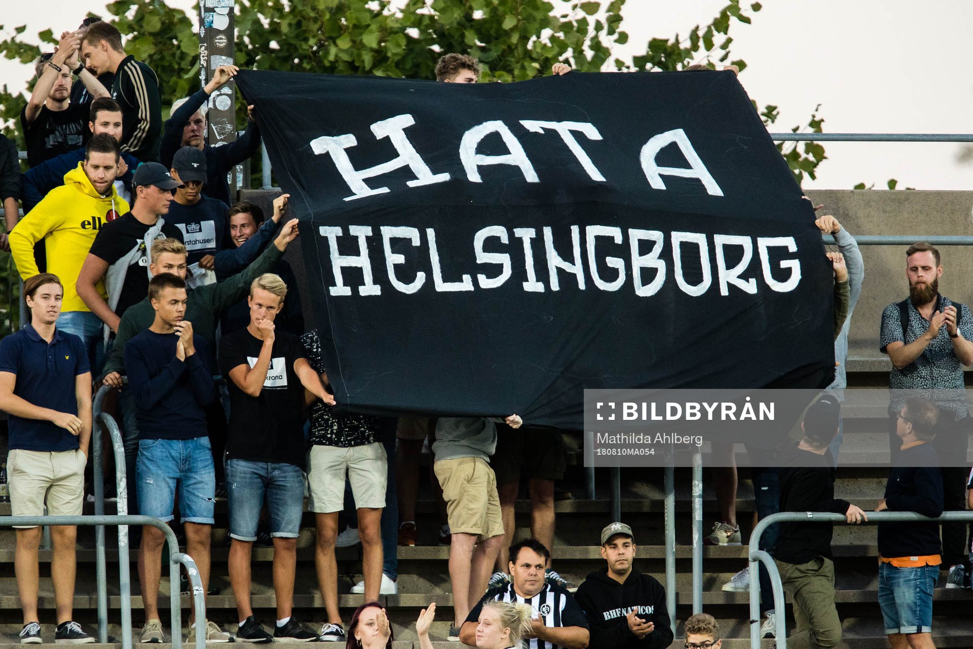 Landskronas supportrar håller upp en banderoll med texten
