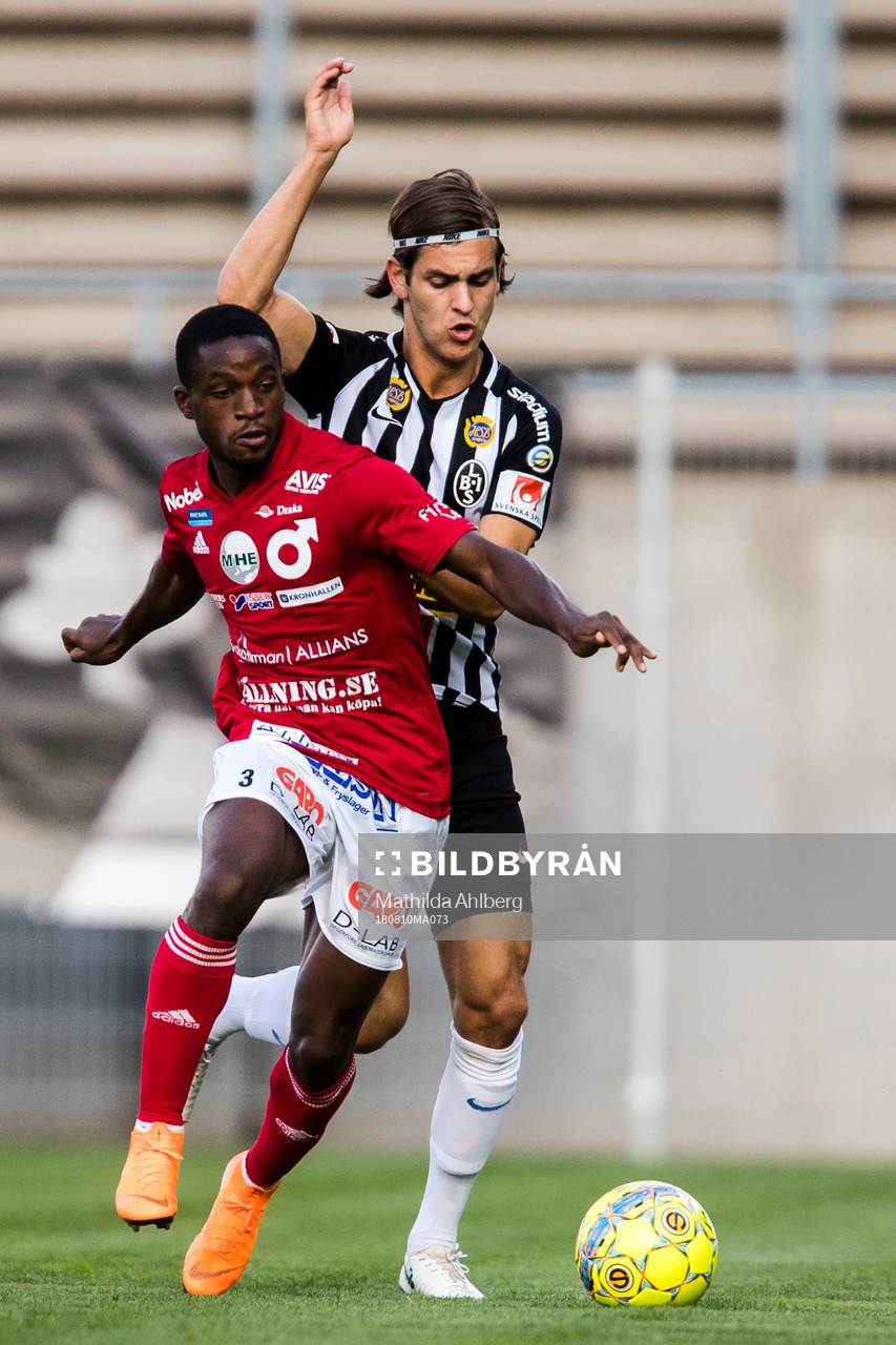 Degerfors Kevin Wright och Landskronas Adi Nalic under fotbollsmatchen i Superettan mellan Landskrona och Degerfors den 10 augusti 2018 i Landskrona.