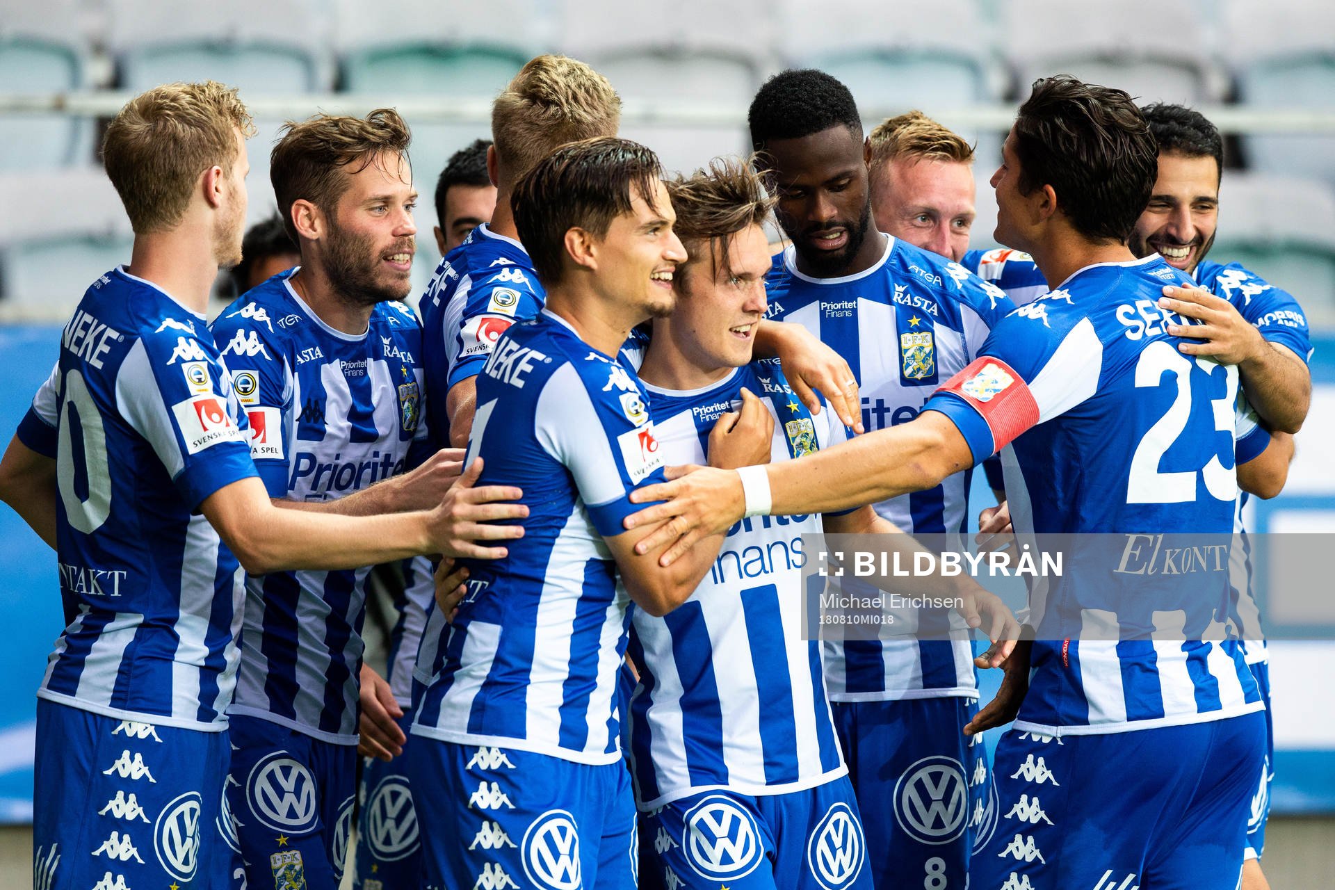 IFK Göteborgs Patrik Karlsson Lagemyr blir omkramad