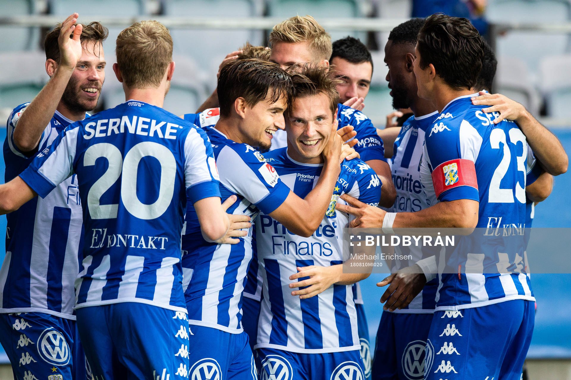 IFK Göteborgs Patrik Karlsson Lagemyr blir omkramad