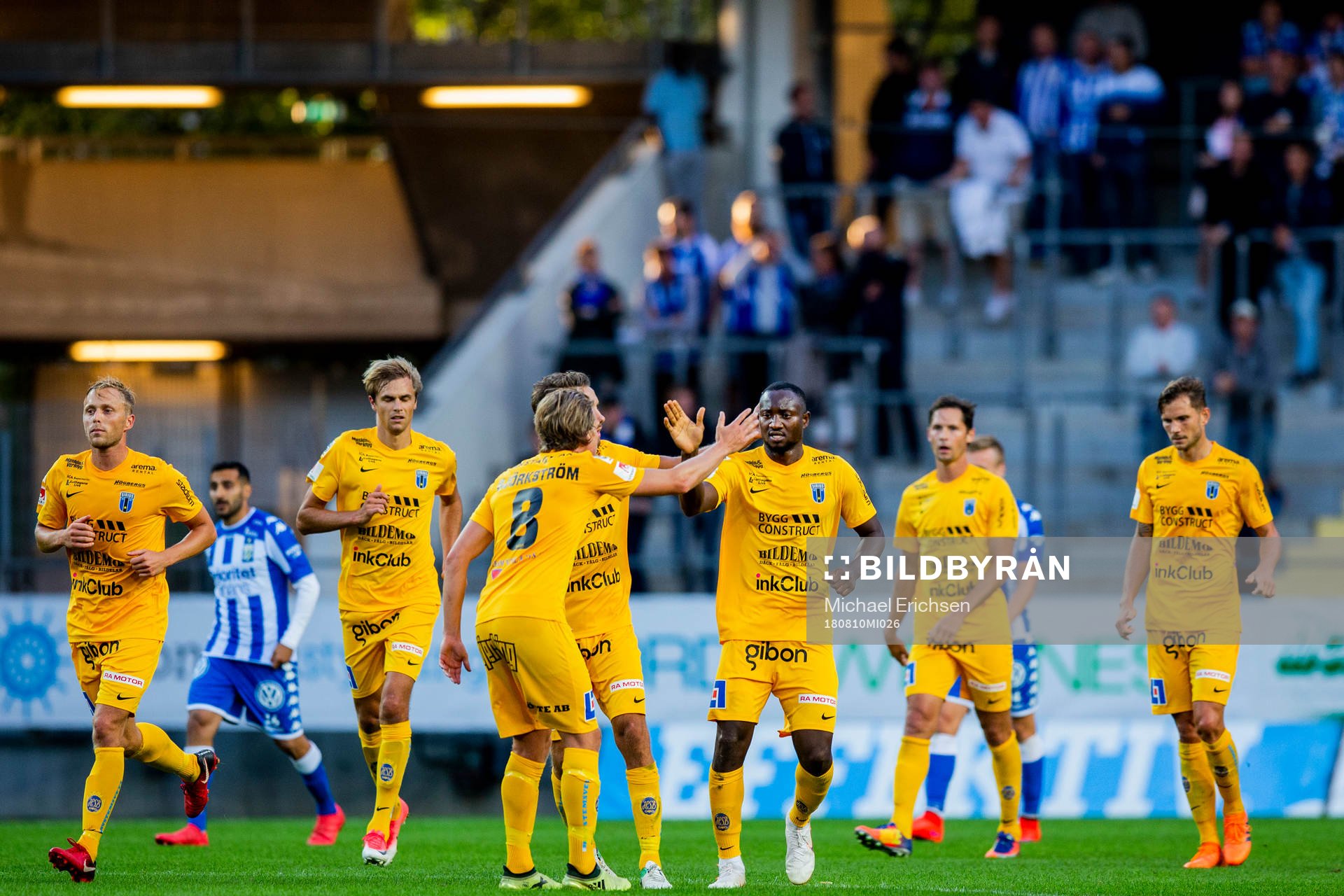 Sirius Moses Ogbu kramas om av lagkamraterna