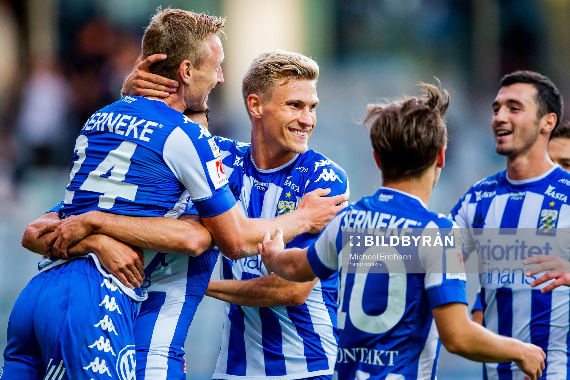 IFK Göteborgs Sebastian Ohlsson kramas om av lagkamraterna