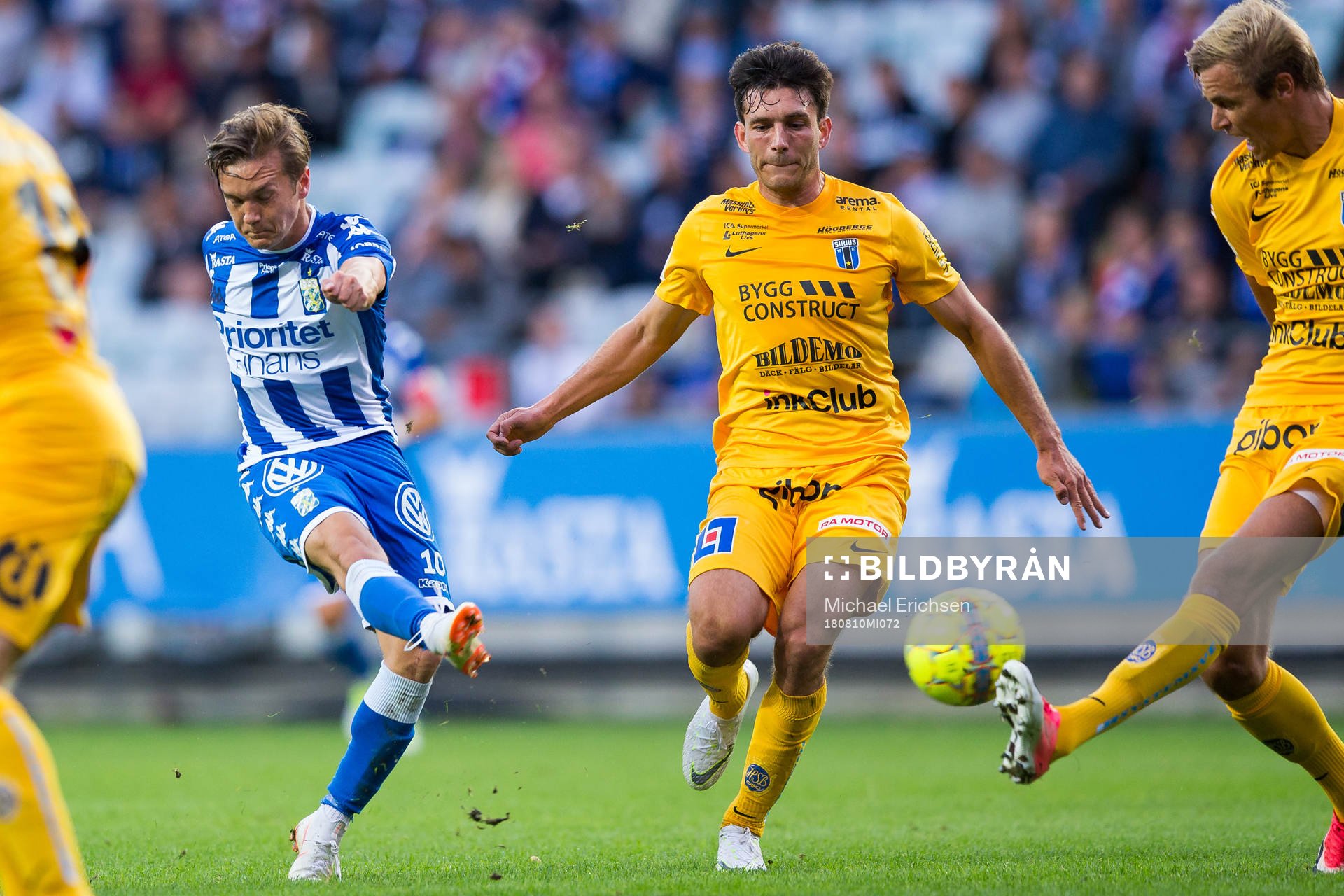 IFK Göteborgs Patrik Karlsson Lagemyr skjuter ett skott under fotbollsmatchen i allsvenskan mellan IFK Göteborg och Sirius den 10 augusti 2018 i Göteborg.